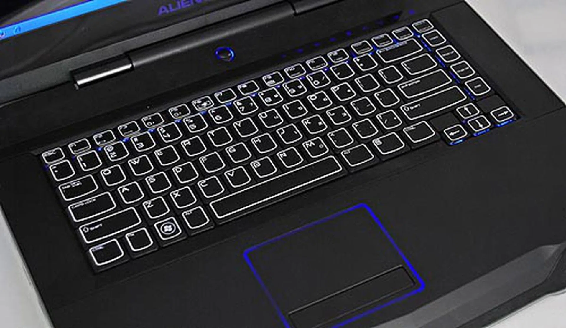 The lower half of the unit sports this really pretty looking keyboard that was a joy to type on. The colors can also be customized via the AlienFX configuration program that comes with the notebook.