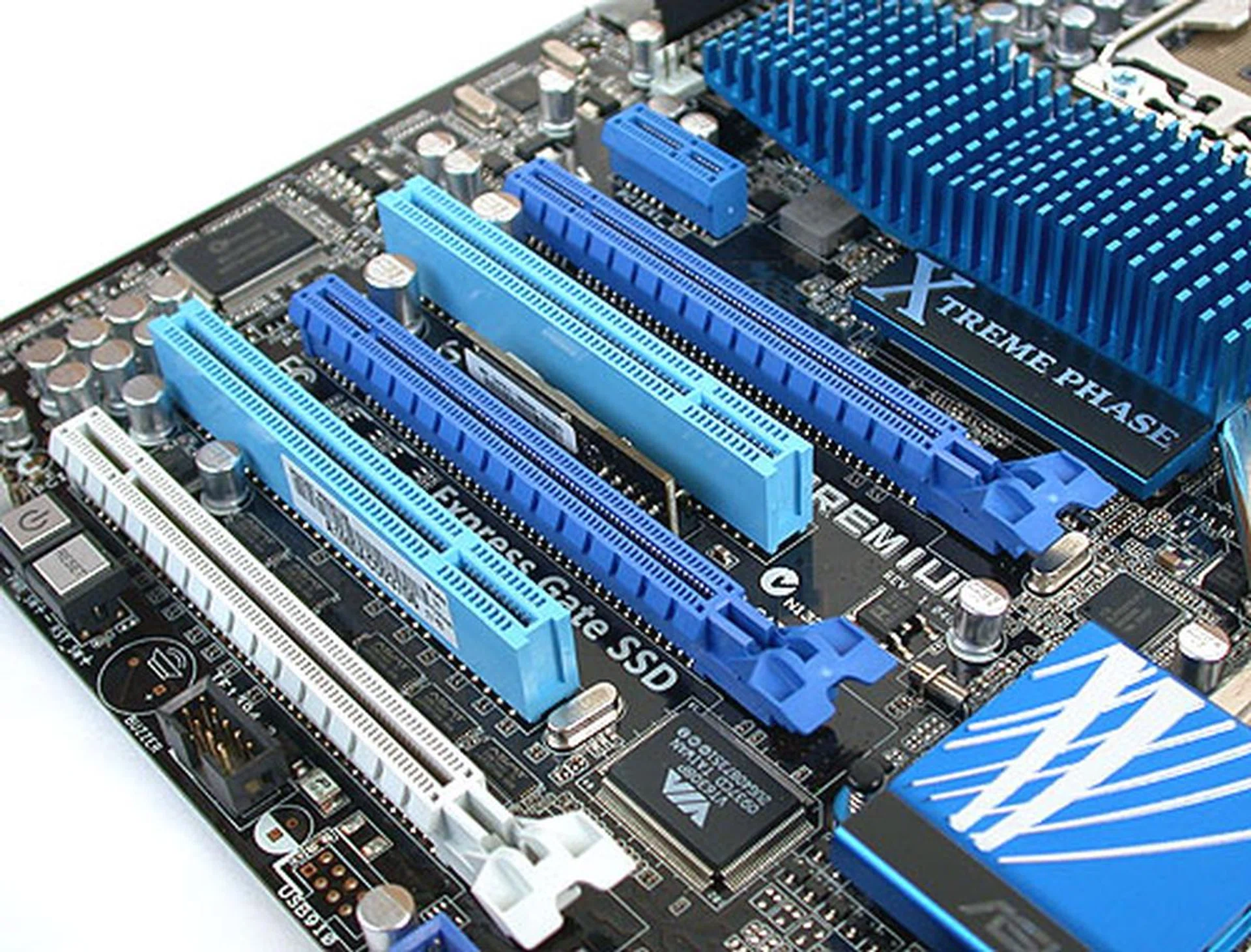 ASUS has not been too ambitious with the number of expansion slots. Three PCIe 2.0 x16 slots enable 3-way SLI/CrossFireX comfortably with dual-slot cards. They come with ASUS' unique bracket retention clips that are designed for easy removal of installed cards. Buried among the slots is ASUS' Express Gate module.