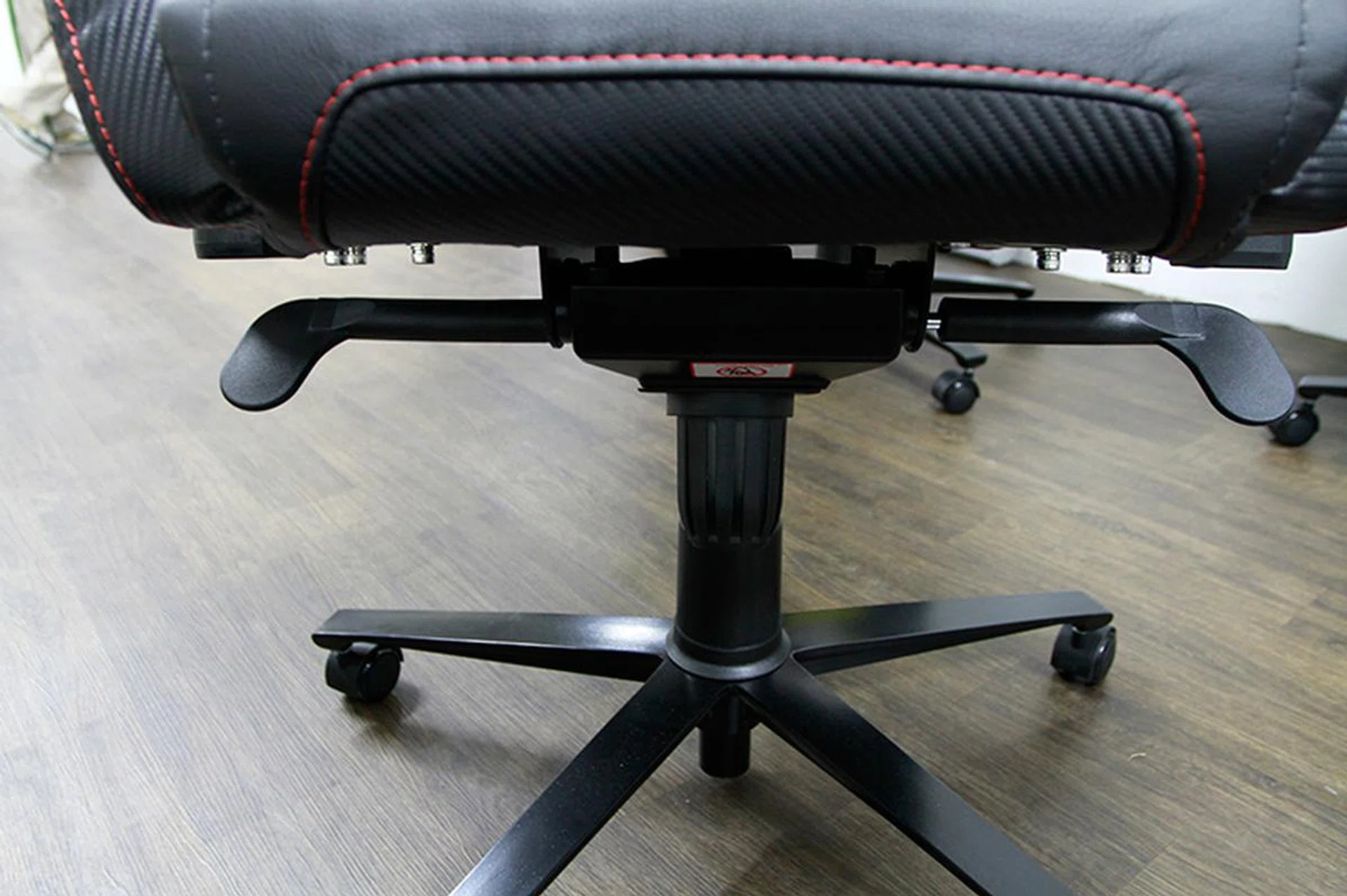 Just to recap, the lever on the left controls the tilt mechanism, while the one on the right controls the chair's height. (Image Source: Secretlab)
