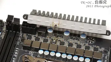With the heatsink of the CPU VRM components removed, we can see that the heat was so intense that one of the MOSFET components melted. (Photo Source: japan0827 on XFastest Forums)