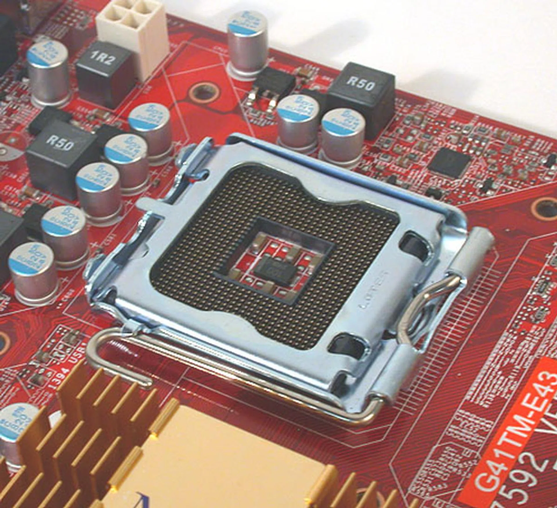The LGA 775 socket on this board supports all dual and quad-core variants of the Core 2 processor lineup. Solid capacitors around the socket and dotting the rest of the board are also a common occurrence nowadays, even for mainstream motherboards.