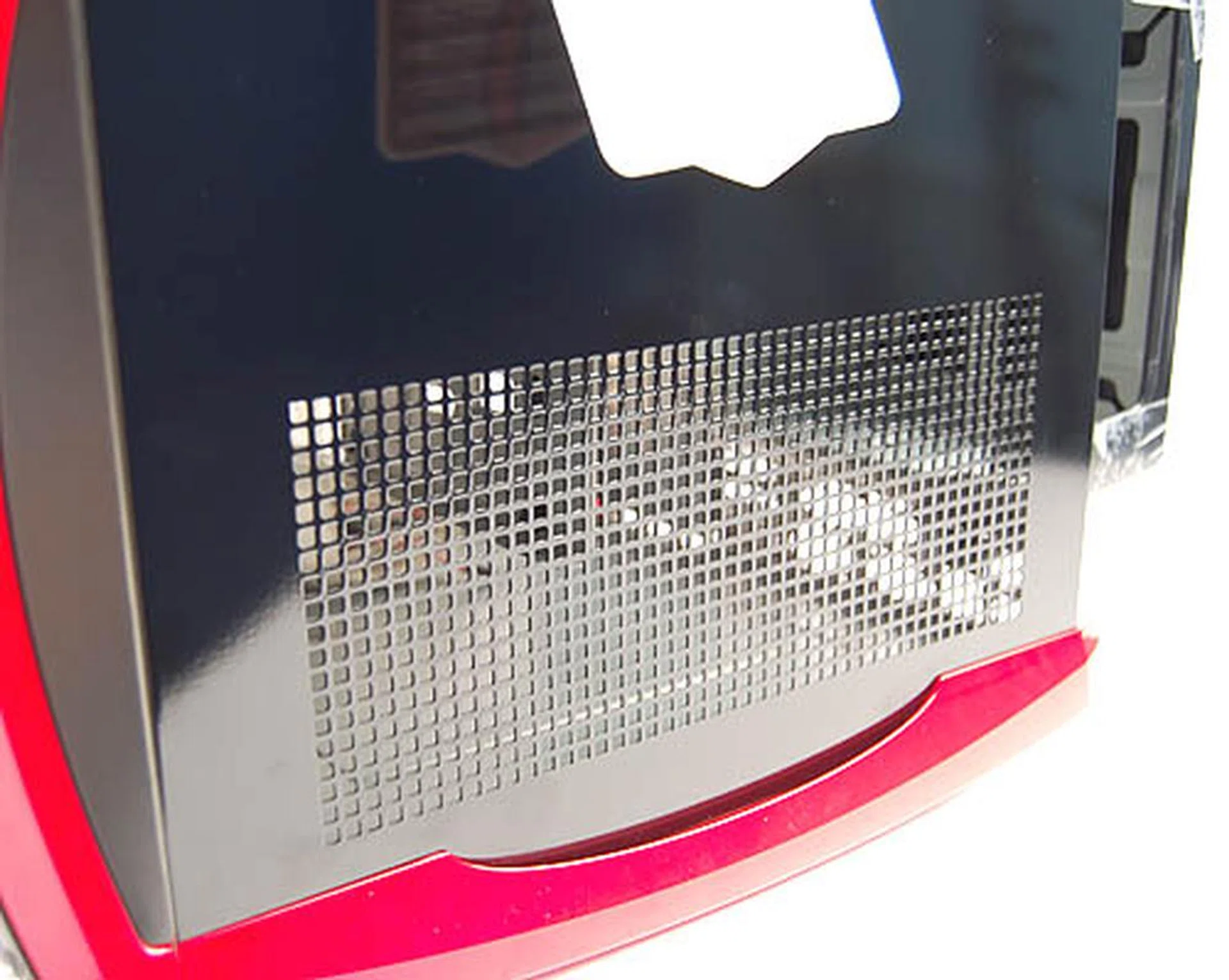 Air vents are found at the side of G325 and they will be sorely needed as they are the only ventilation holes for the entire casing.