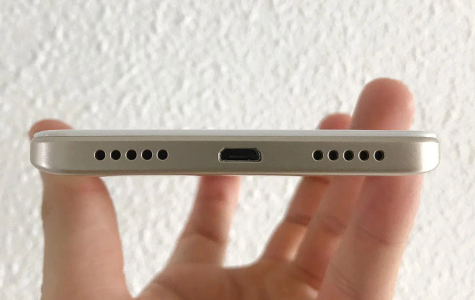 We like how the speaker grilles are lined up perfectly with the micro-USB 2.0 port at the bottom. This shows some degree of pride and effort by the design team at Xiaomi.