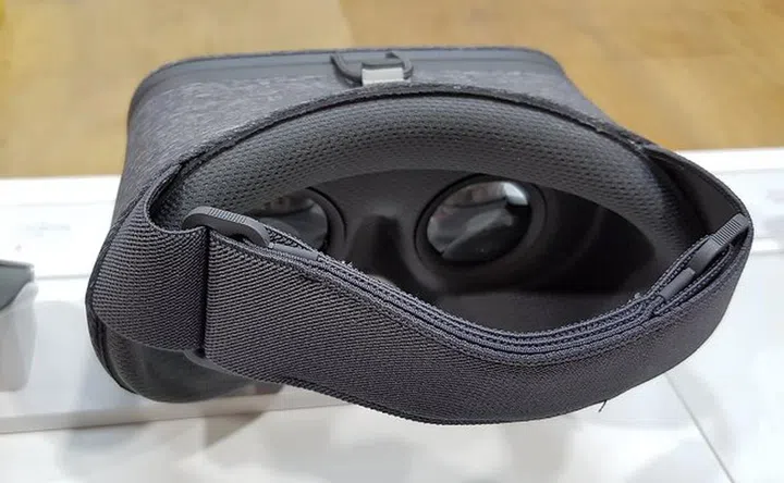 A quick peek from the rear of the headset.