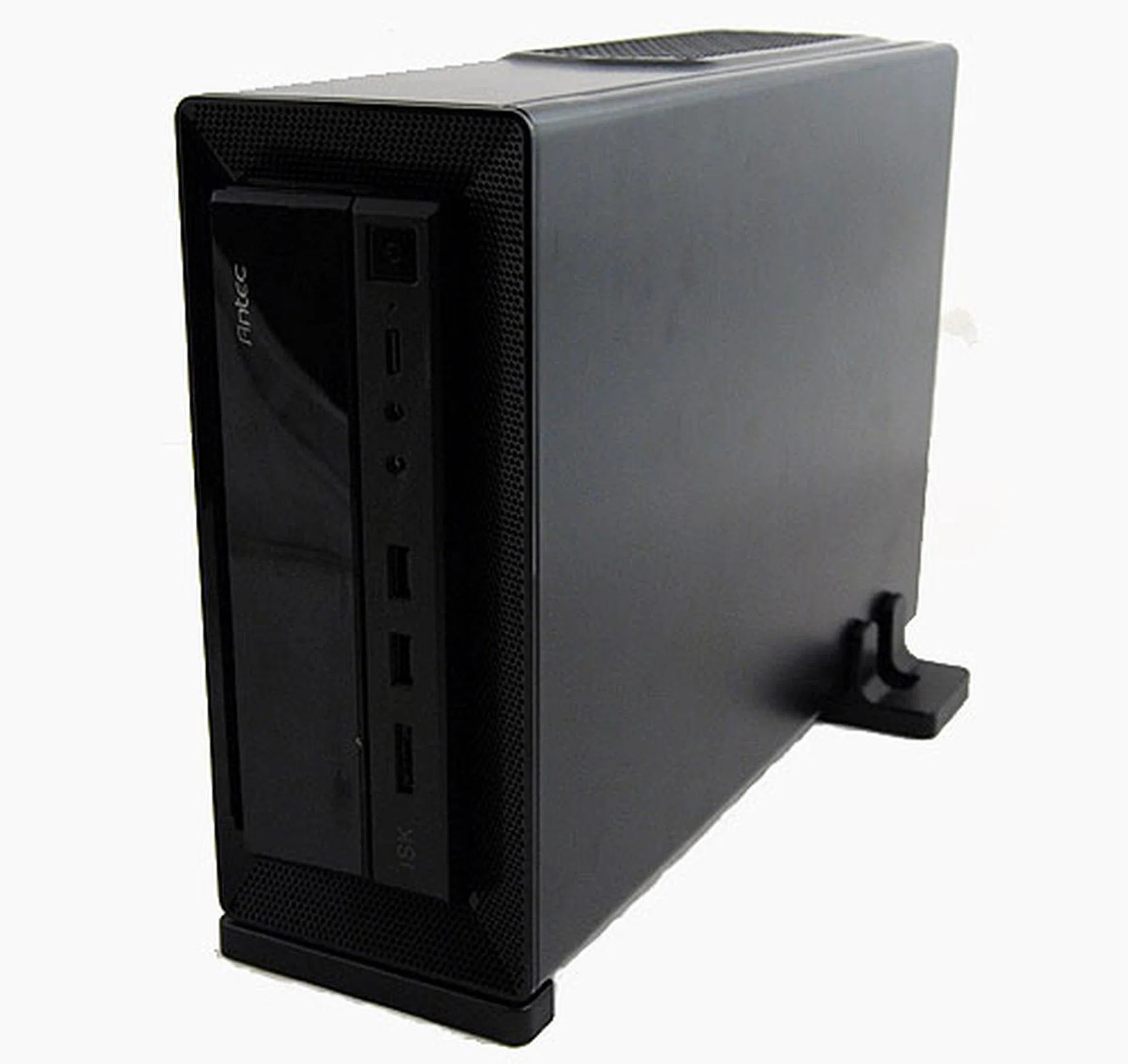 Apart from the bulky cables, the Antec ISK300-65 would have been a good casing. But alas, the 65W PSU it comes with severely cripples it.