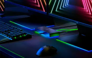 Razer Thunderbolt 4 Dock Chroma (centre).