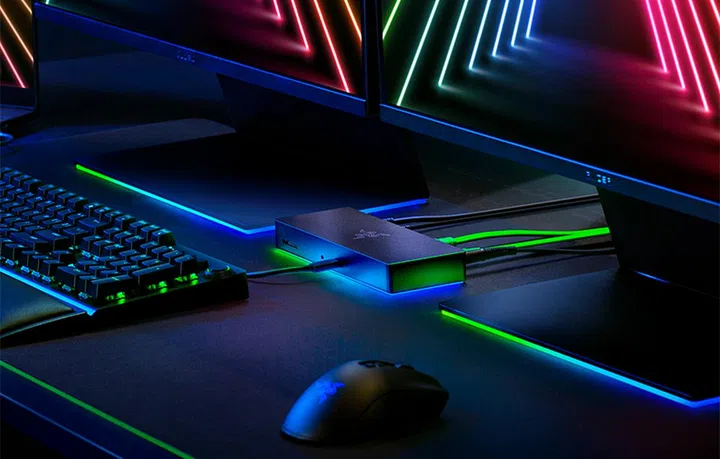 Razer Thunderbolt 4 Dock Chroma (centre).