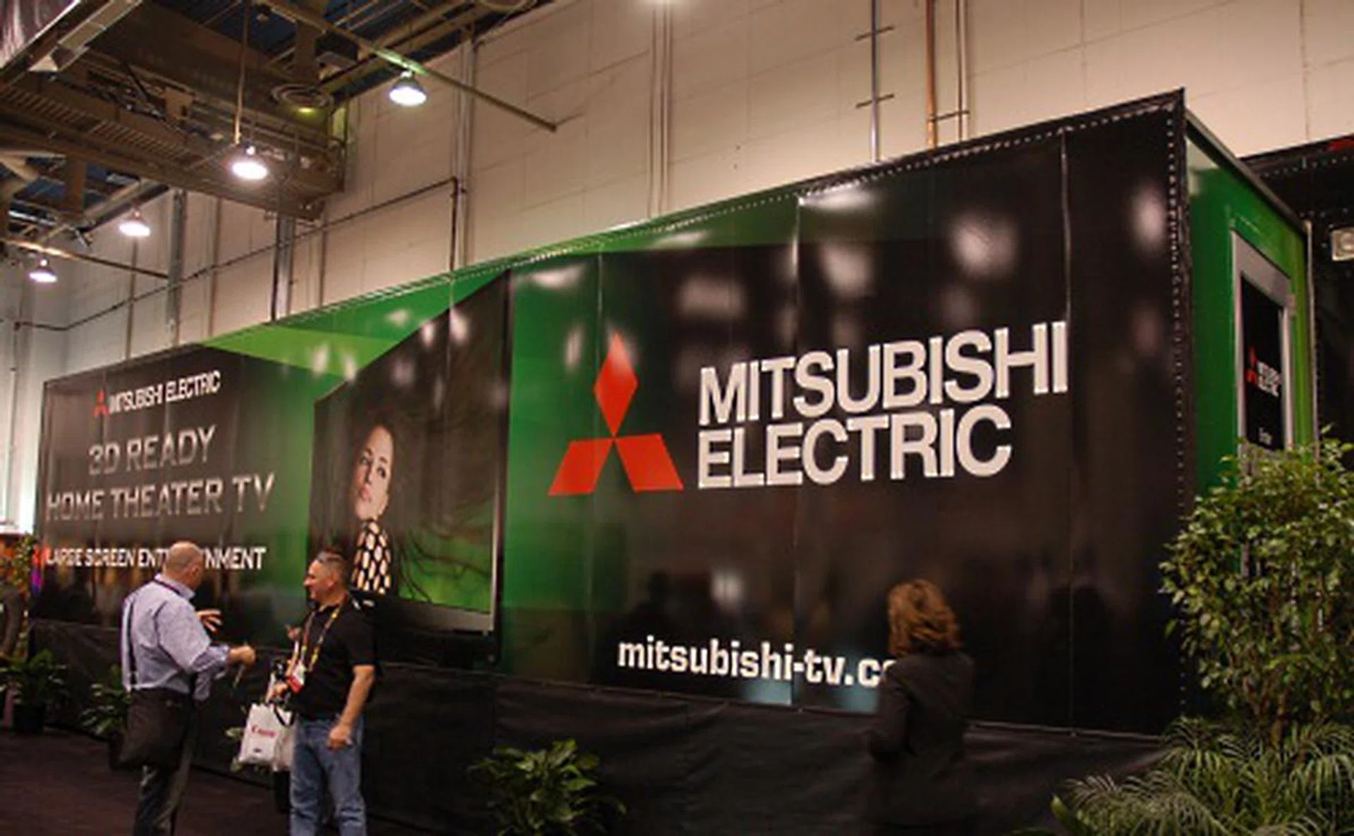 A trailer setup with almost complete darkness was where Mitsubishi showed off all its TVs, mostly 3D models along with a huge LaserVue, if you would know, is limited in retail and priced substantially.