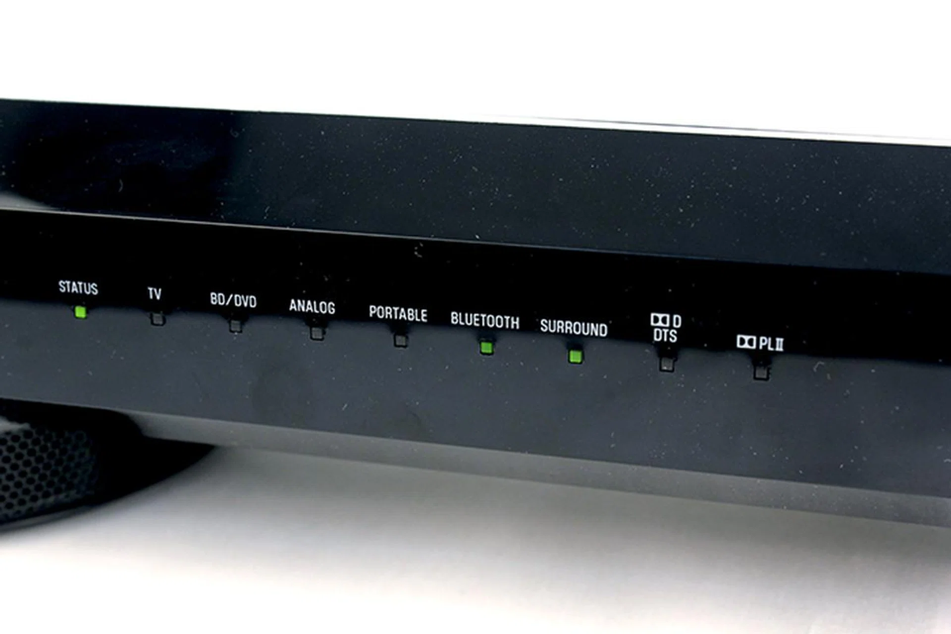LED indicators lets you know the status of the speakers.
