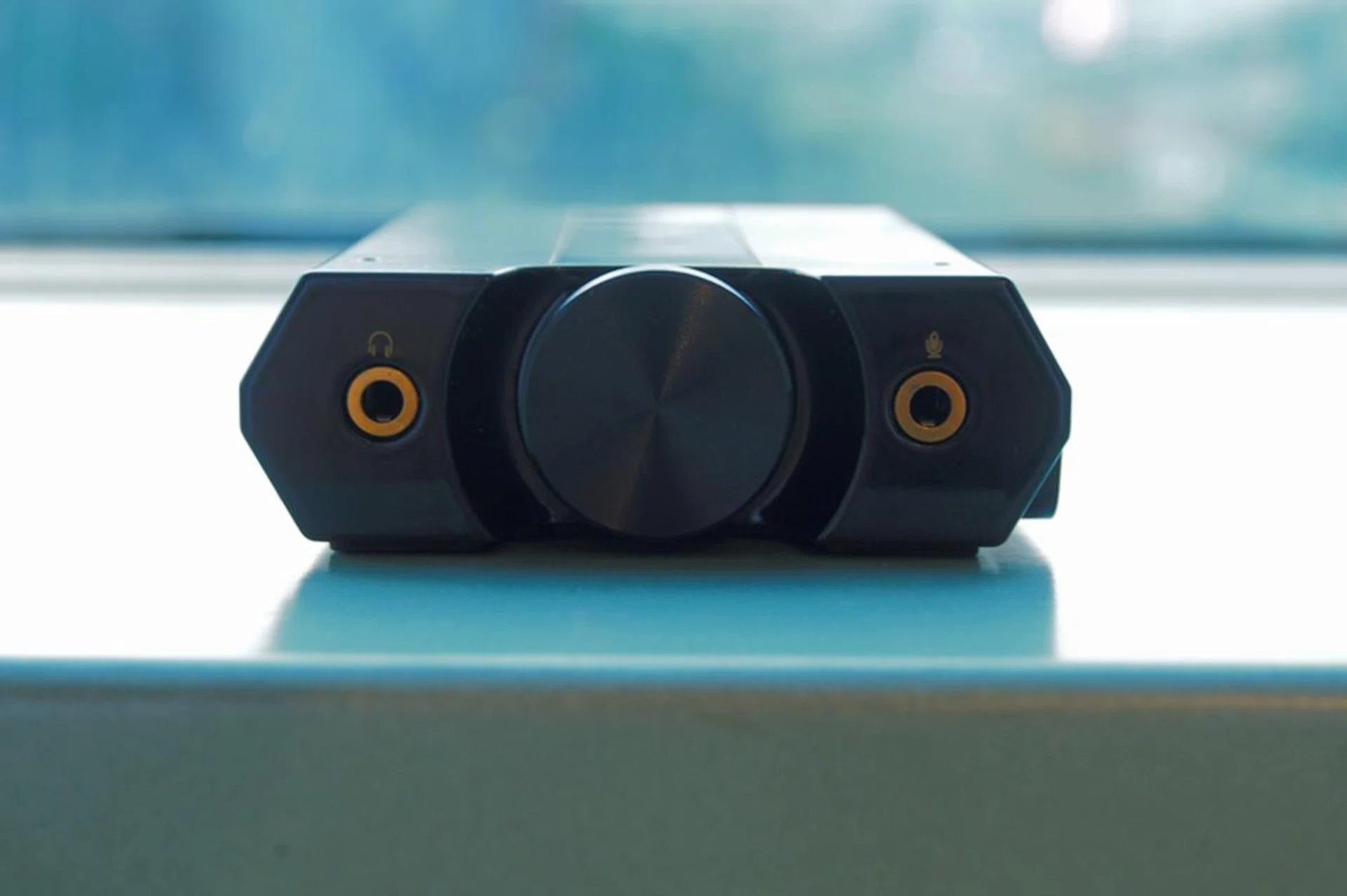 G5 with the volume control knob and line-out for audio, with line-in for mic.