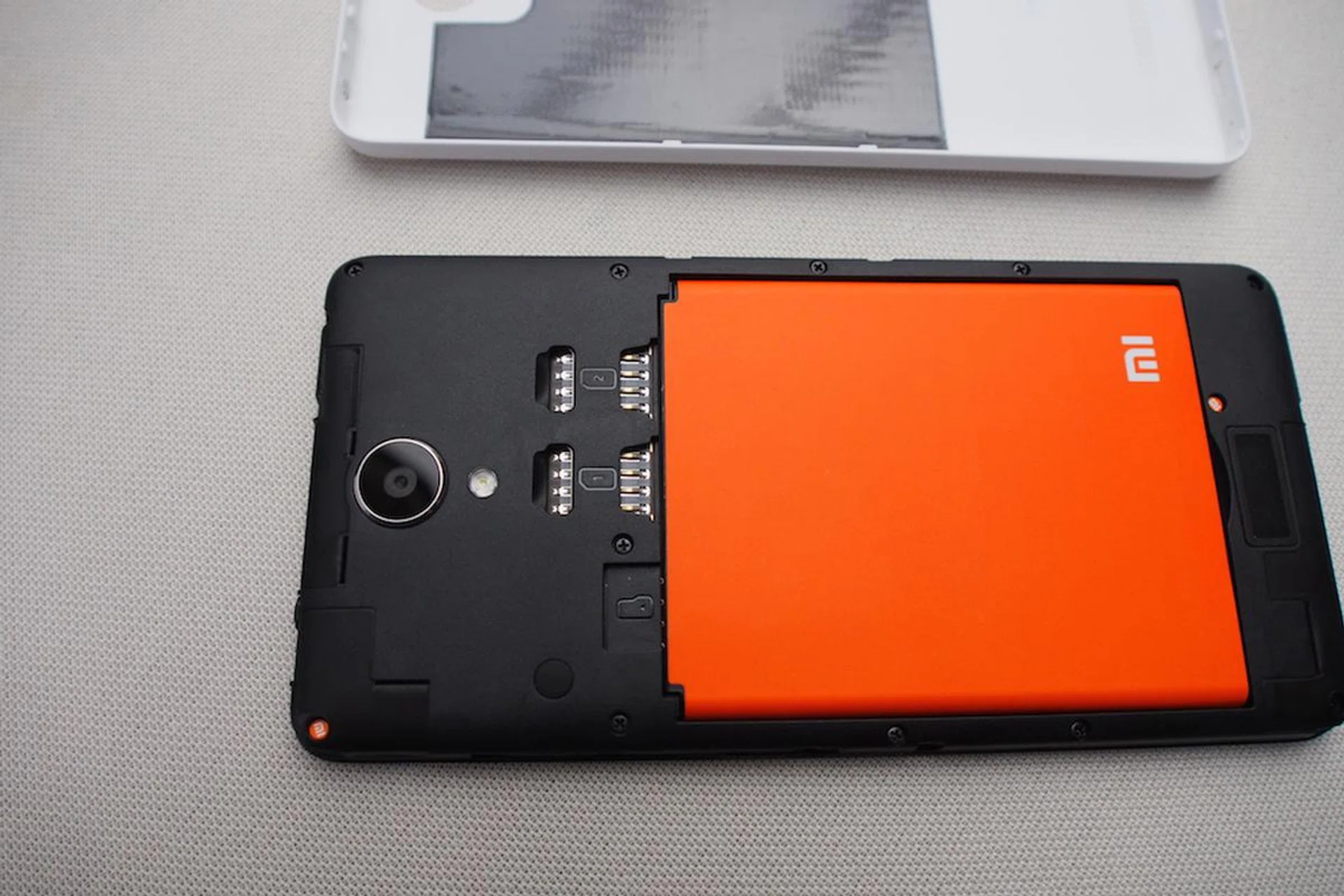 The Xiaomi Redmi Note 2 also features a removable 3,060mAh battery.