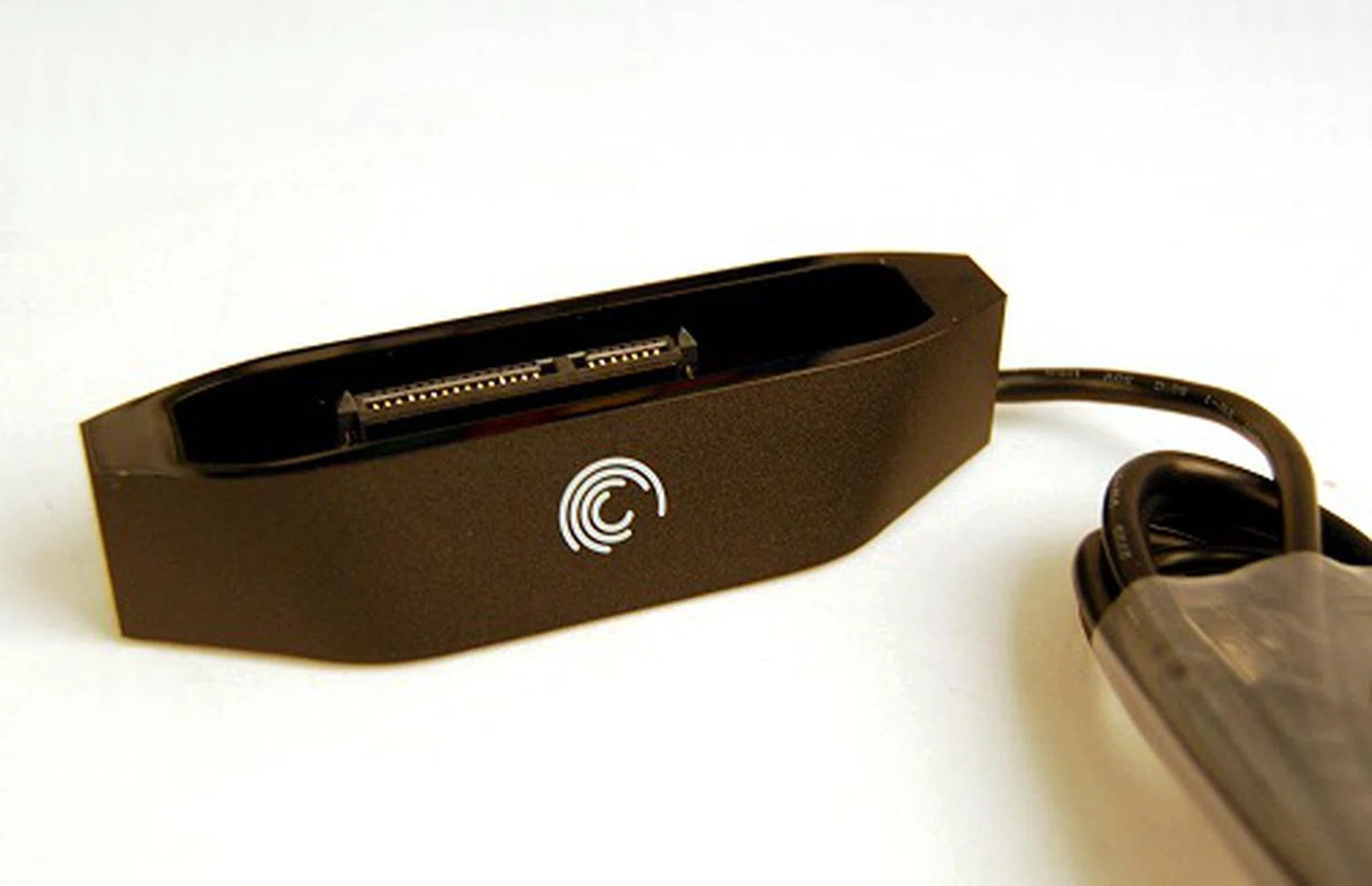 The provided dock however, is old-school and is hardwired for USB 2.0 connectivity only. Had it been given the GoFlex cable treatment, it would have been more valuable.