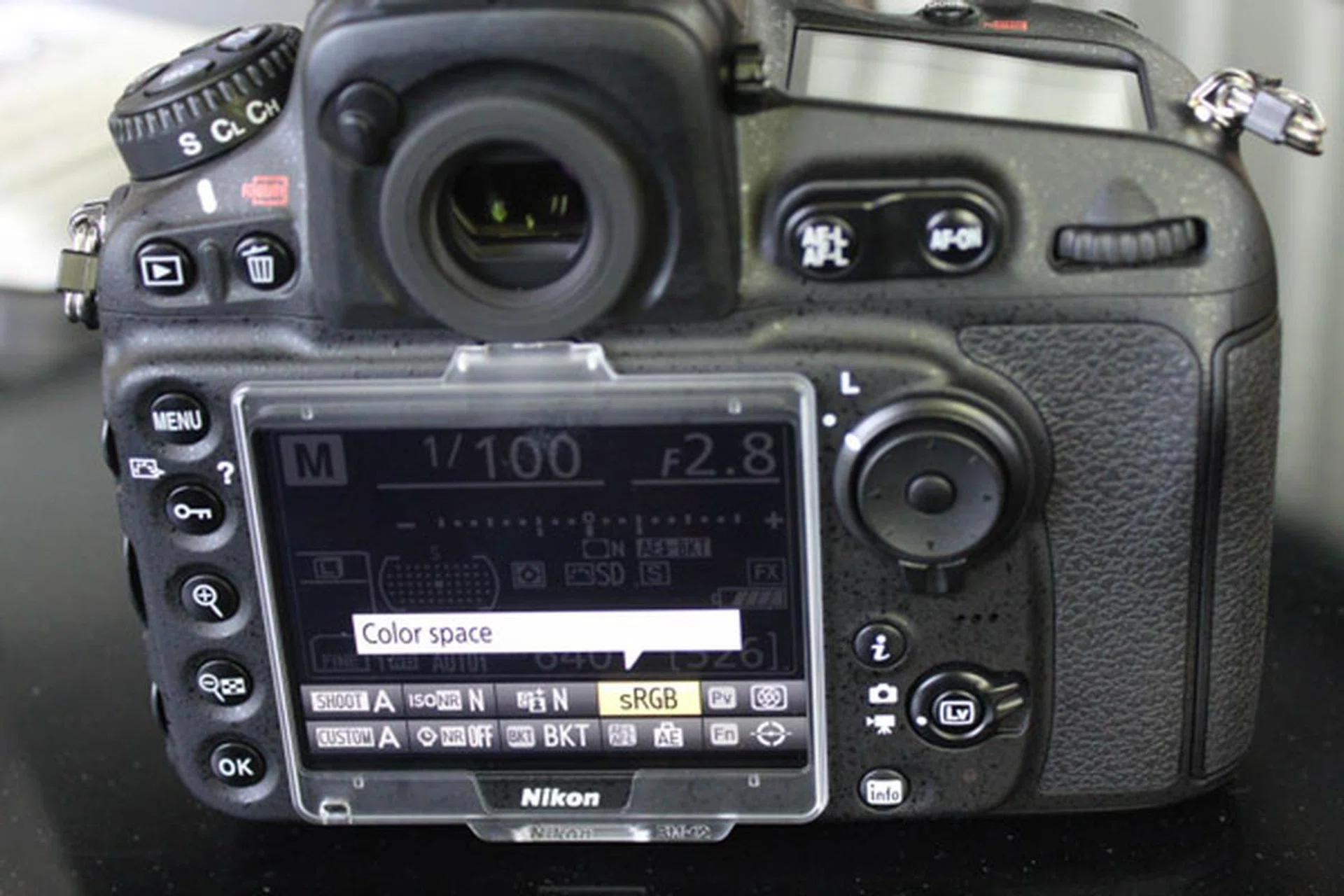 The i-button saves you from too much menu diving by bringing up some commonly used functions.