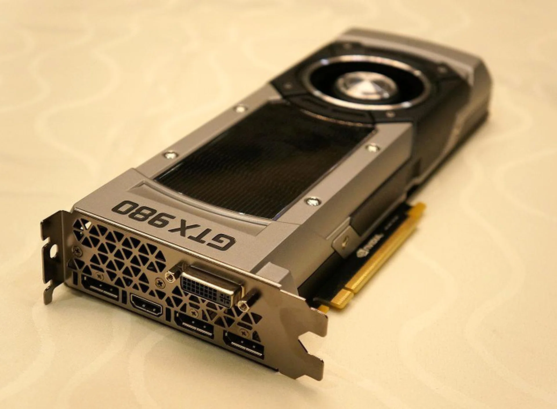There she is, the GeForce GTX 980 in all her glory.
