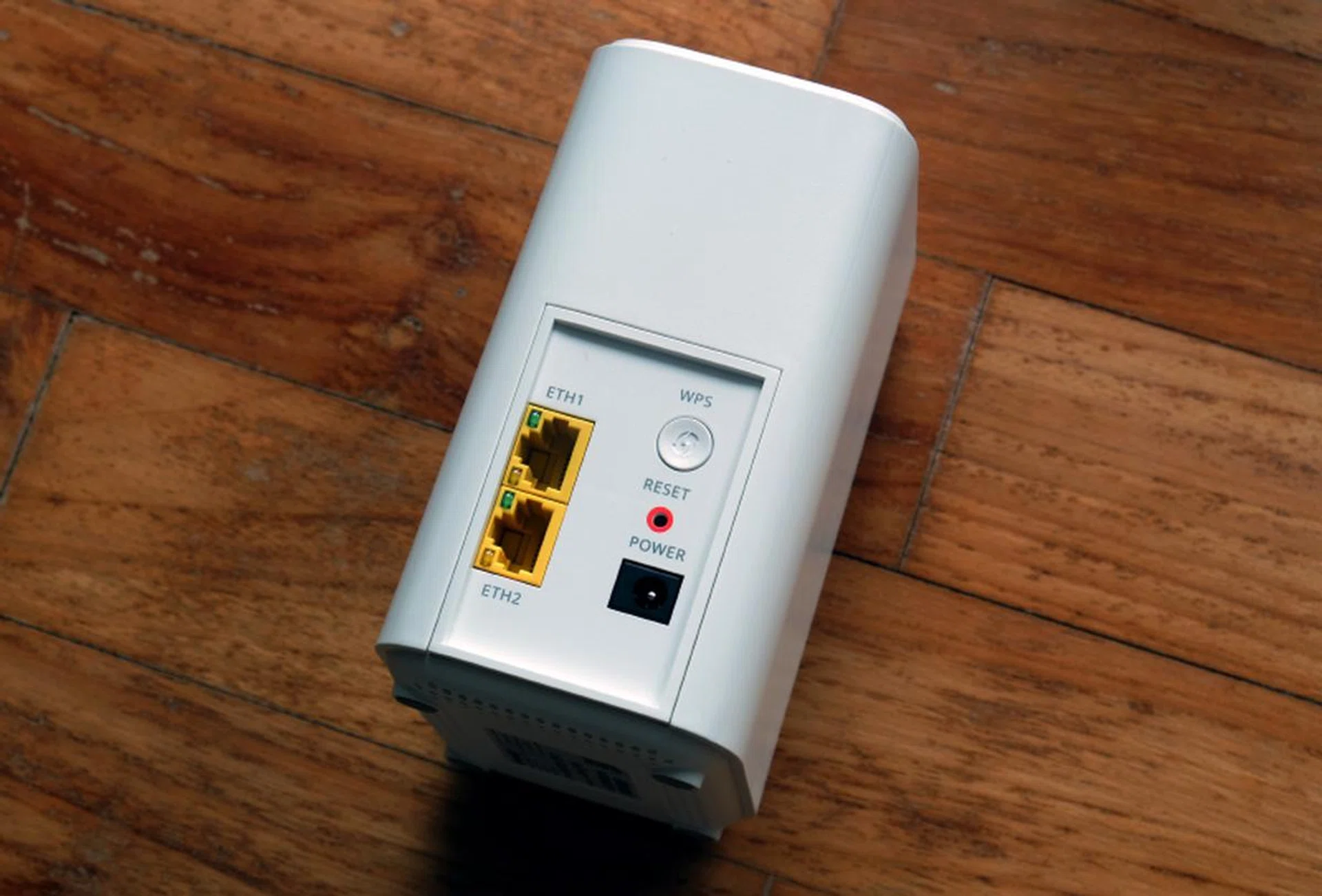 Each Askey AP5100W router has two Gigabit Ethernet ports. No USB ports.