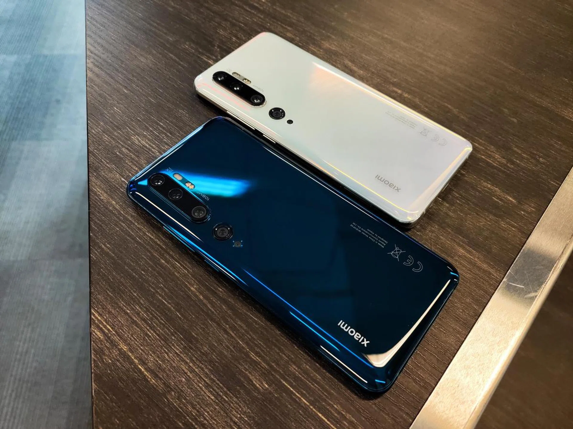 Two of the three colourways: Glacier White (on the 10) and Aurora Green (on the 10 Pro.)