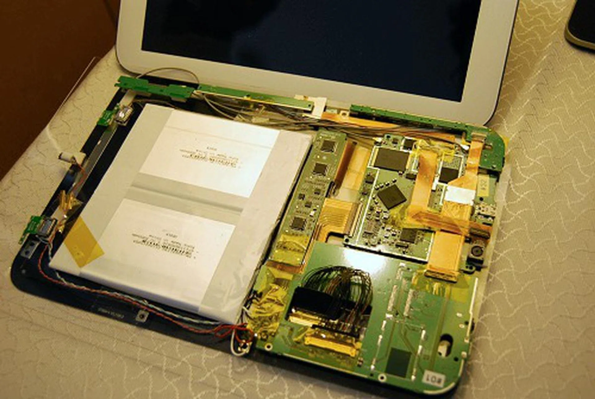 And this is the internals that make up the 10-inch edition. As you can see, a good portion of it is occupied by the battery.