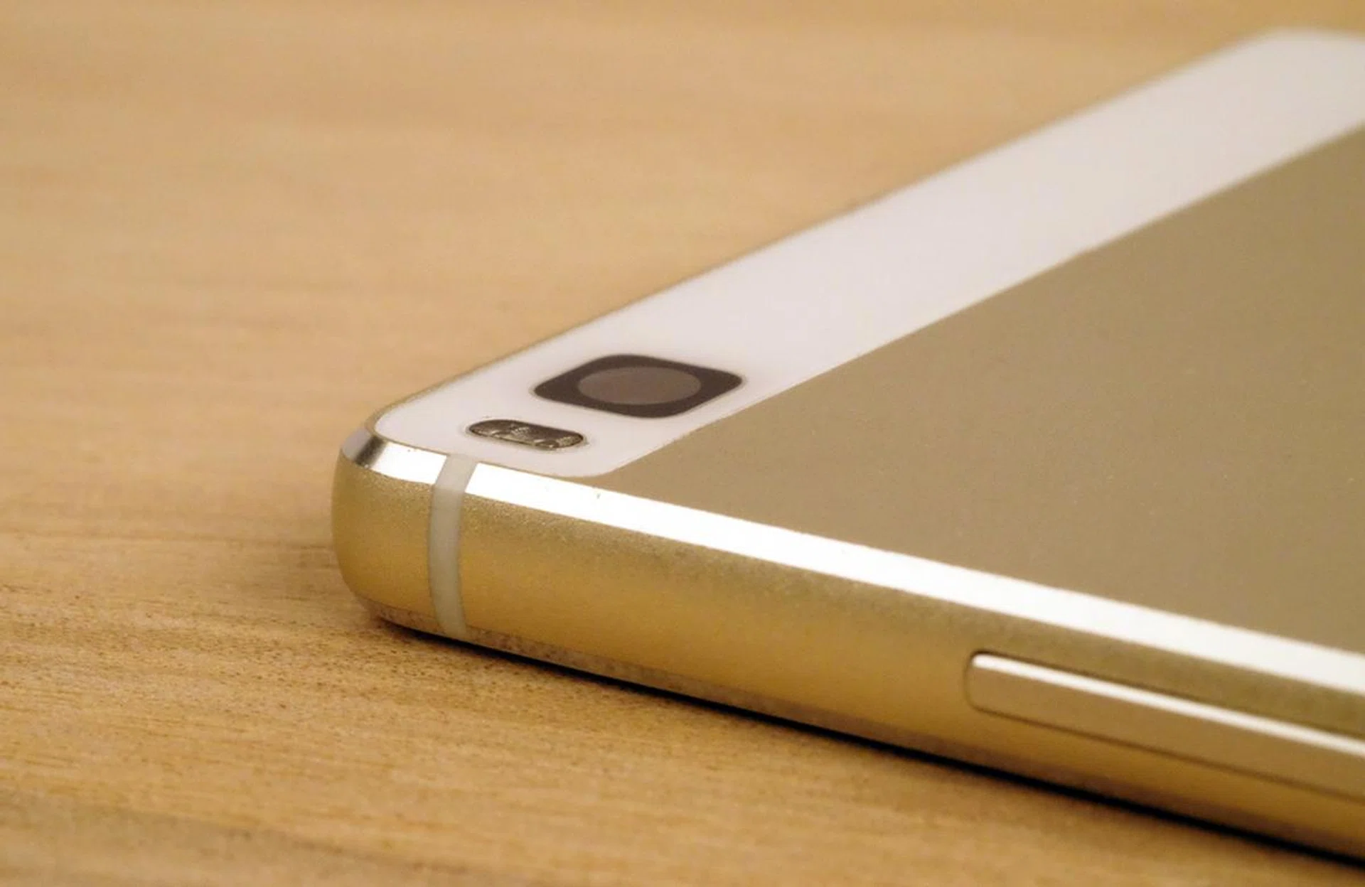 Despite its thin 6.4mm profile, Huawei has managed to make the P8's camera module sit completely flush with the rear.