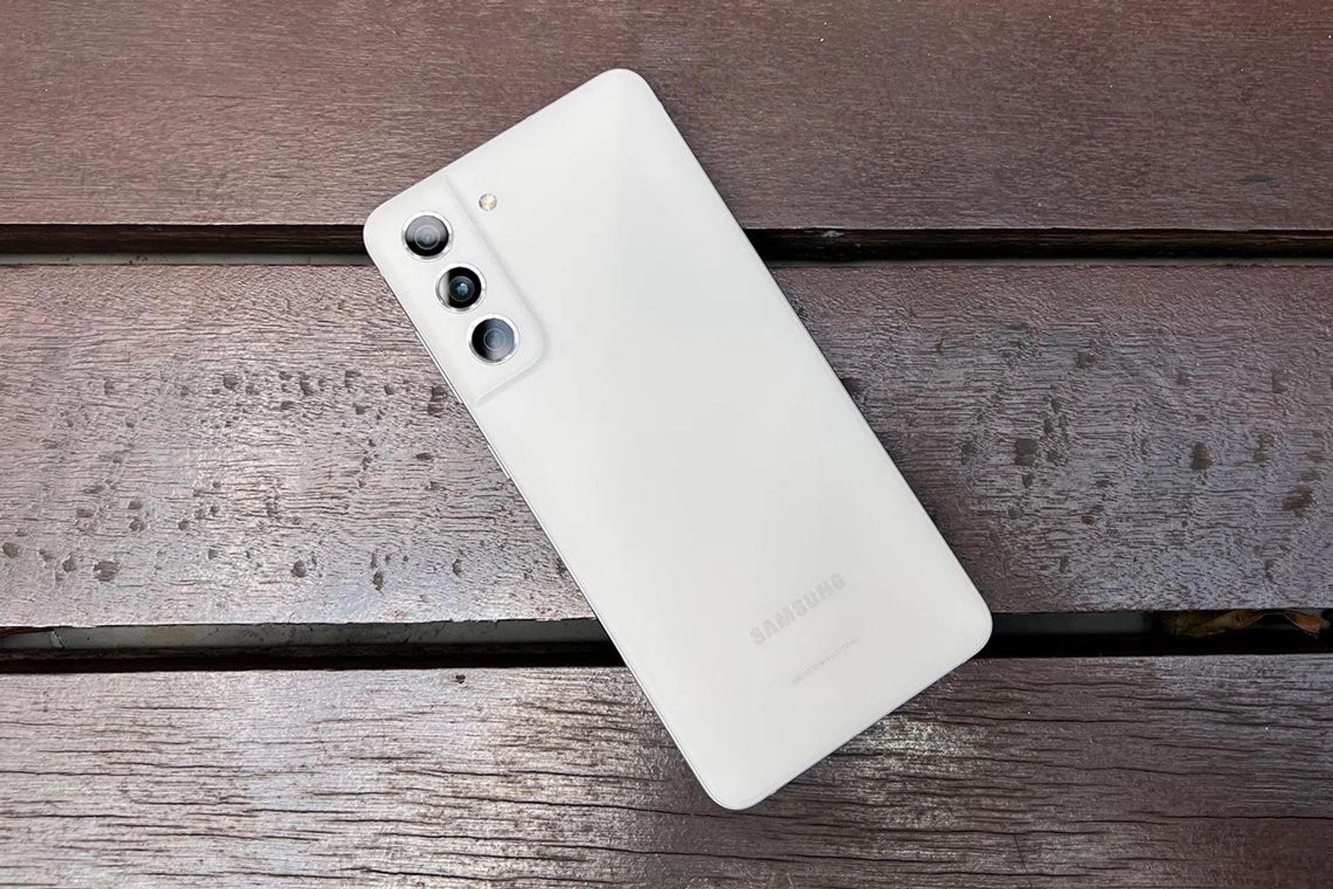 Samsung Galaxy S21 FE.