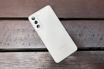 Samsung Galaxy S21 FE.