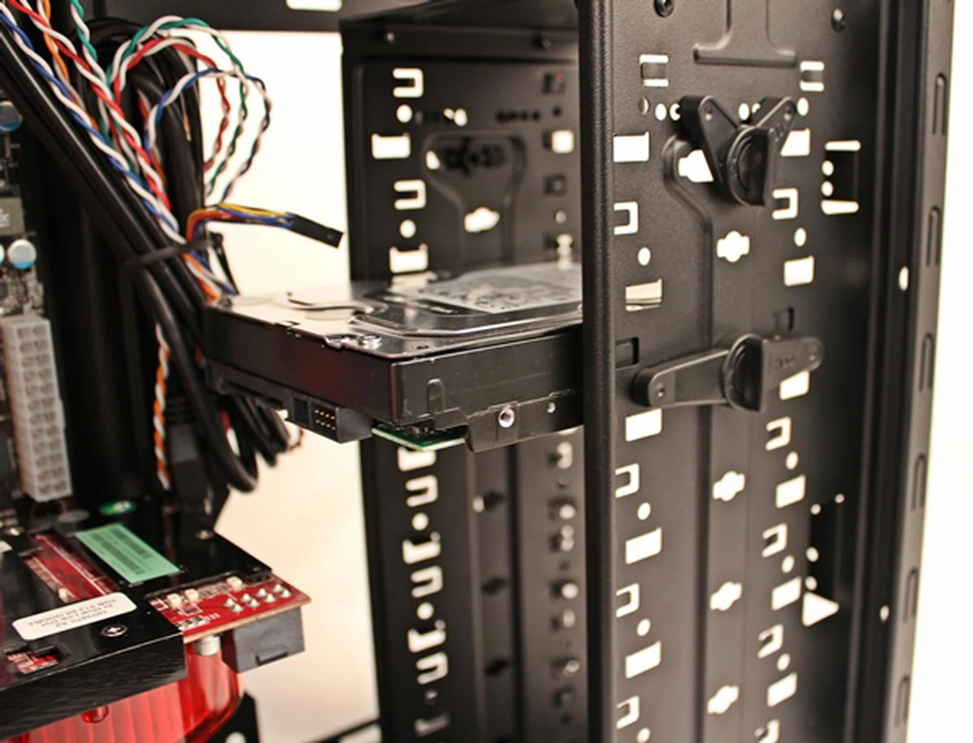 The task of securing our 3.5-inch HDD was made straightforward by the pair of retaining clips that easily fastened with a turn of their knobs.