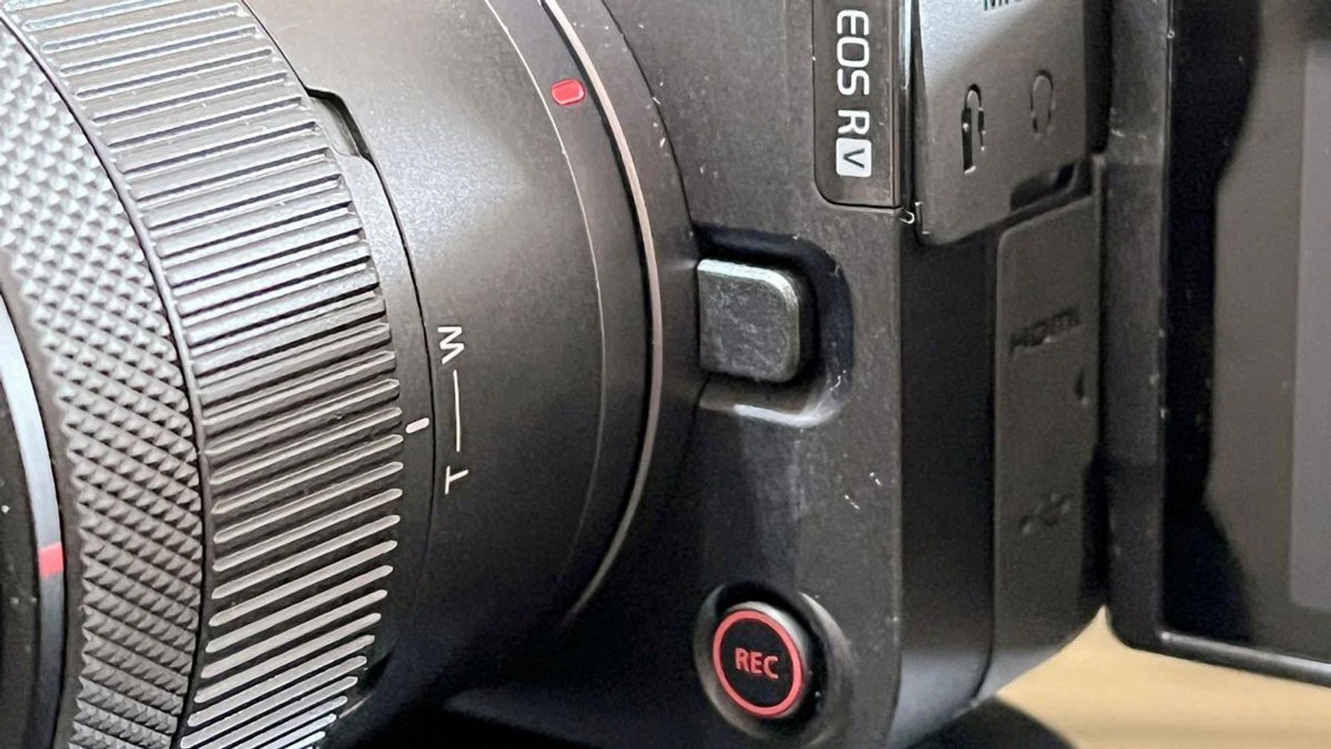 Canon R50 V features a convenient front video recording button. Photo: HWZ