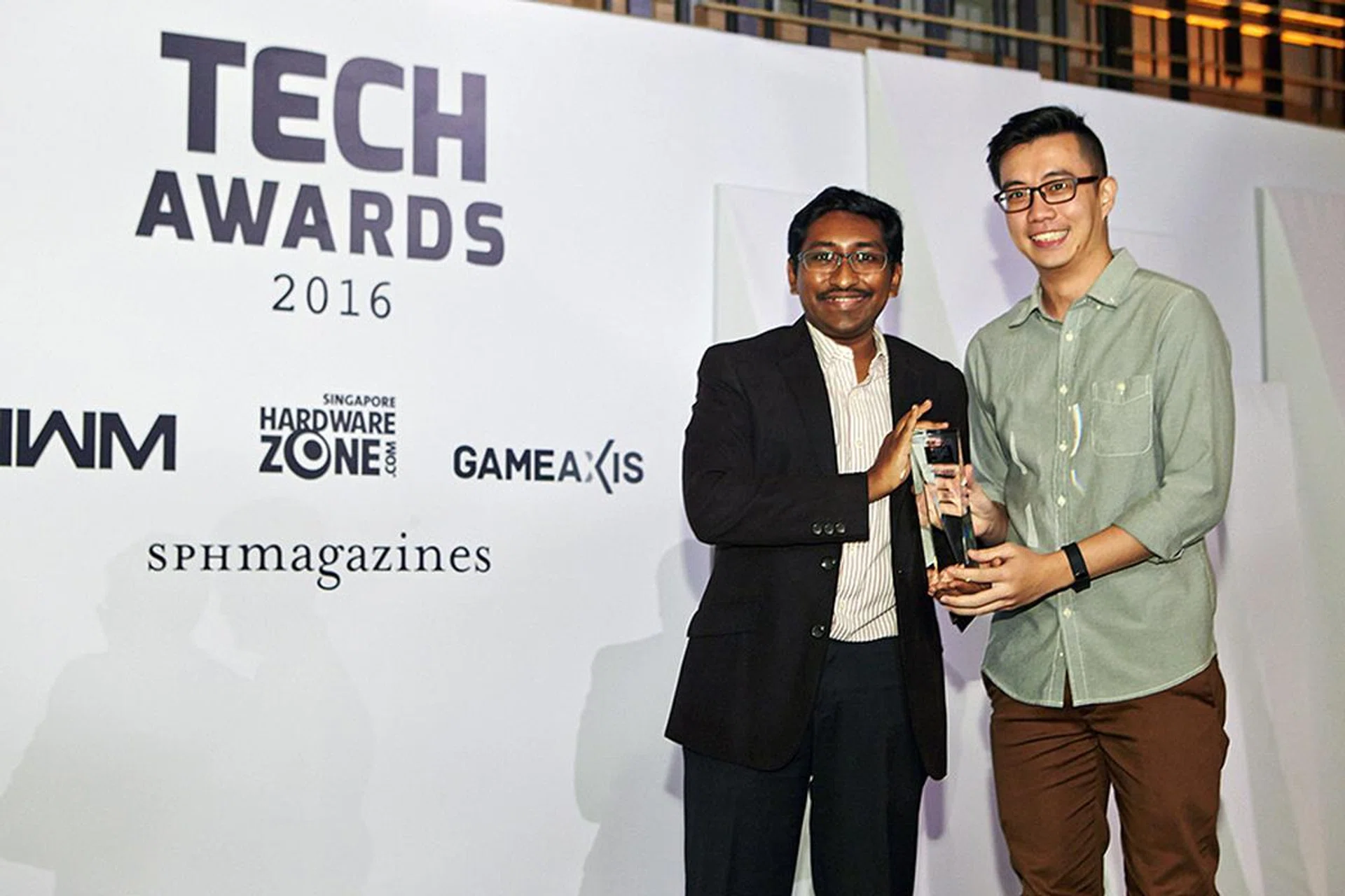 The Gigabyte P35X v5 wins the Editor's Choice for Best Gaming Notebook. Here's a happy Mr. Jeffrey Phua from GamePro accepting the award on behalf of Gigabyte.