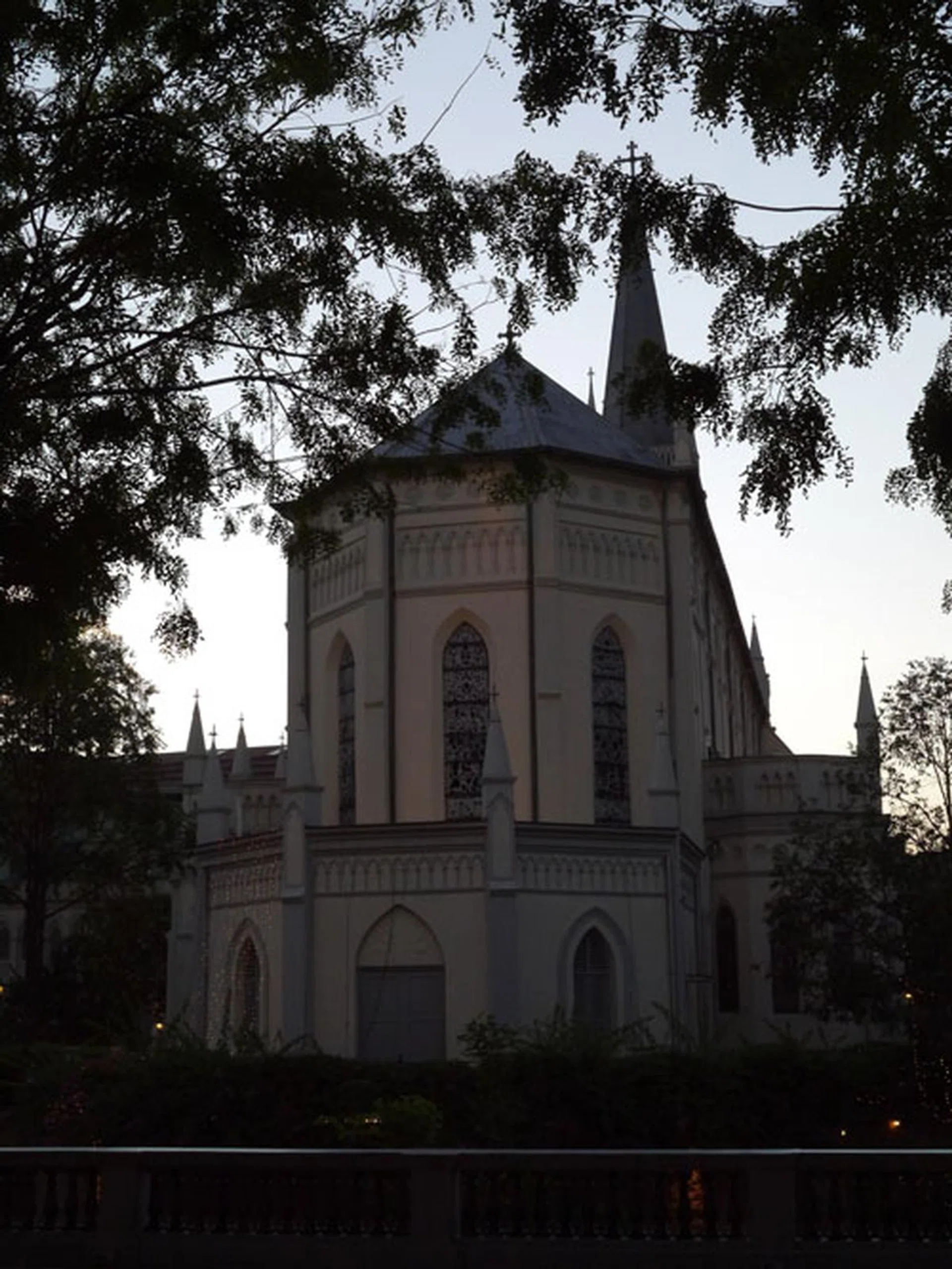 f/1.4 at 25mm, 1/250 sec, ISO1600.