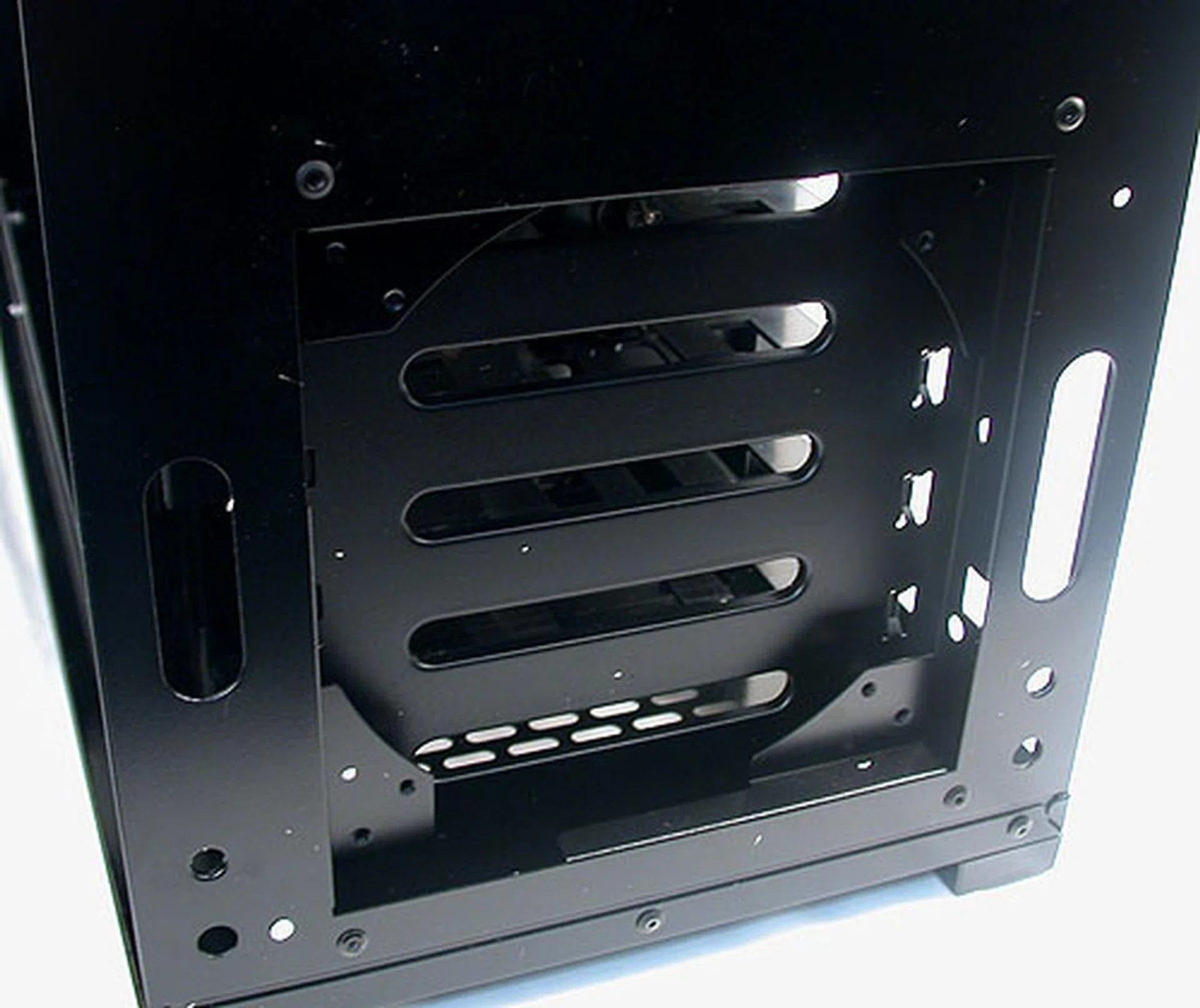 For a casing that emphasizes its cooling capabilities, we were rather surprised that the front intake fan is not installed by default. Fortunately, removing the front cover of the casing is pretty easy. You just have to pull it out from the bottom. In any case, you have to do this step before you can remove the top cover later.