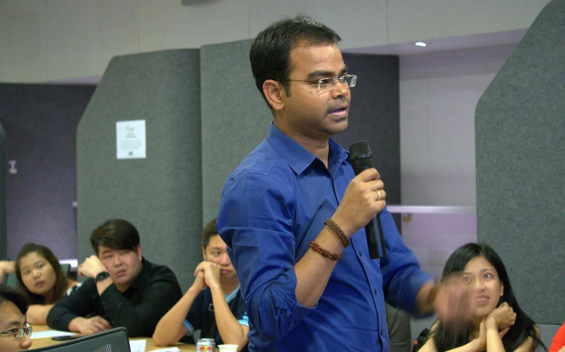 The attendees participated in the quiz with much enthusiasm, even if they had to discern between AMOLED and Super AMOLED displays, or recite all the Android versions and their dessert names, like the gentleman pictured above.