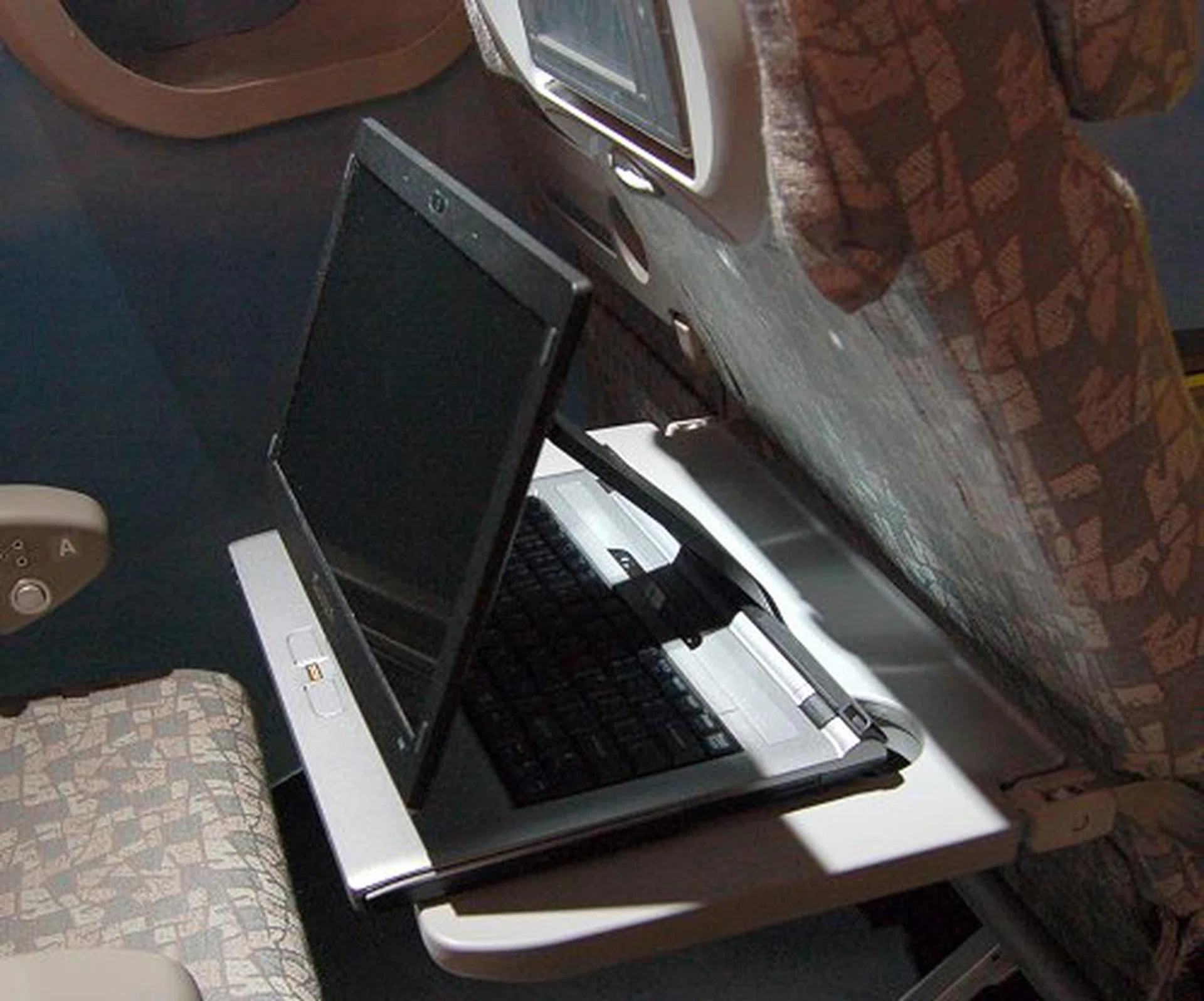 Dialogue's vision of an "Airline Friendly" notebook was materialized in the form of the Flybook VM notebook. Its unique hinge design allows users to easily manipulate the 12-inch widescreen LCD in highly confined spaces.