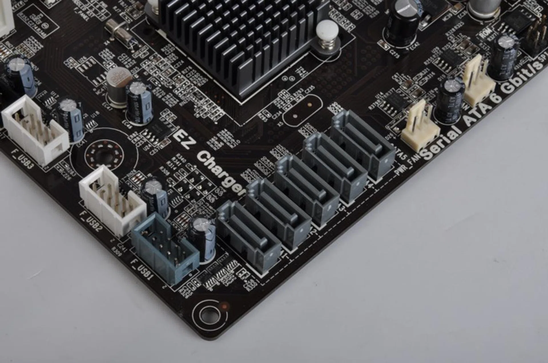 All of the SATA connectors comply with SATA 6Gbps specification. To match the number of onboard SATAs, ECS has thrown in a set of five SATA cables for the board.