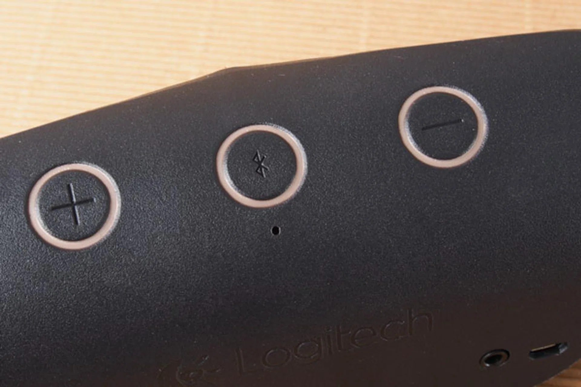 Only 3 buttons adorn the top of the X300.