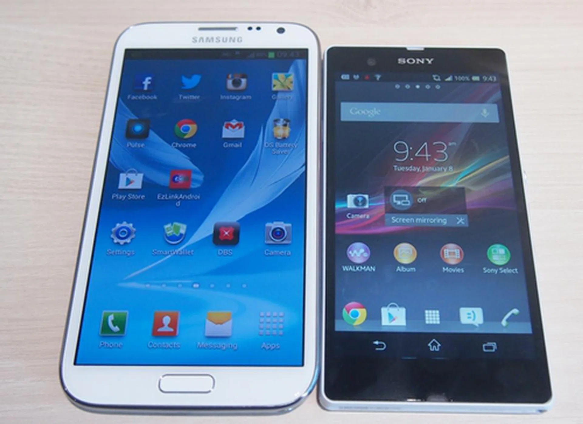 Due to the difference in display size (0.5-inch), it is obvious that the handling of the Sony Xperia Z (right) is better than its larger counterpart, the Samsung Galaxy Note II (left). 