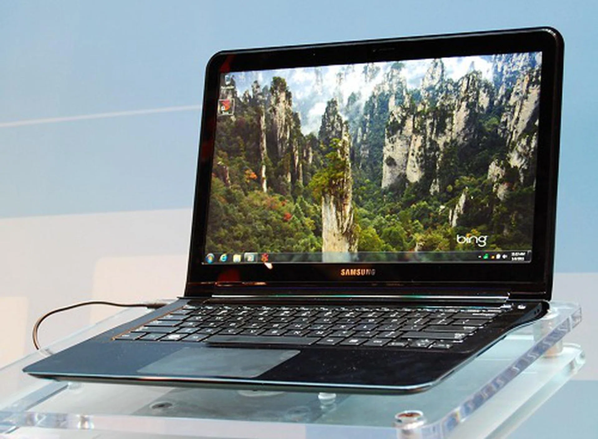 The Samsung Note PC 900X is one of the fastest IGP-based notebook around with a Windows Experience Score of 5.3! Not a bad score at all for a non-discrete GPU engine. The 900X uses the latest iteration of the Core i5/i7 processors, 4GB RAM, up to 256GB of storage and has a screen size of 13 inches.