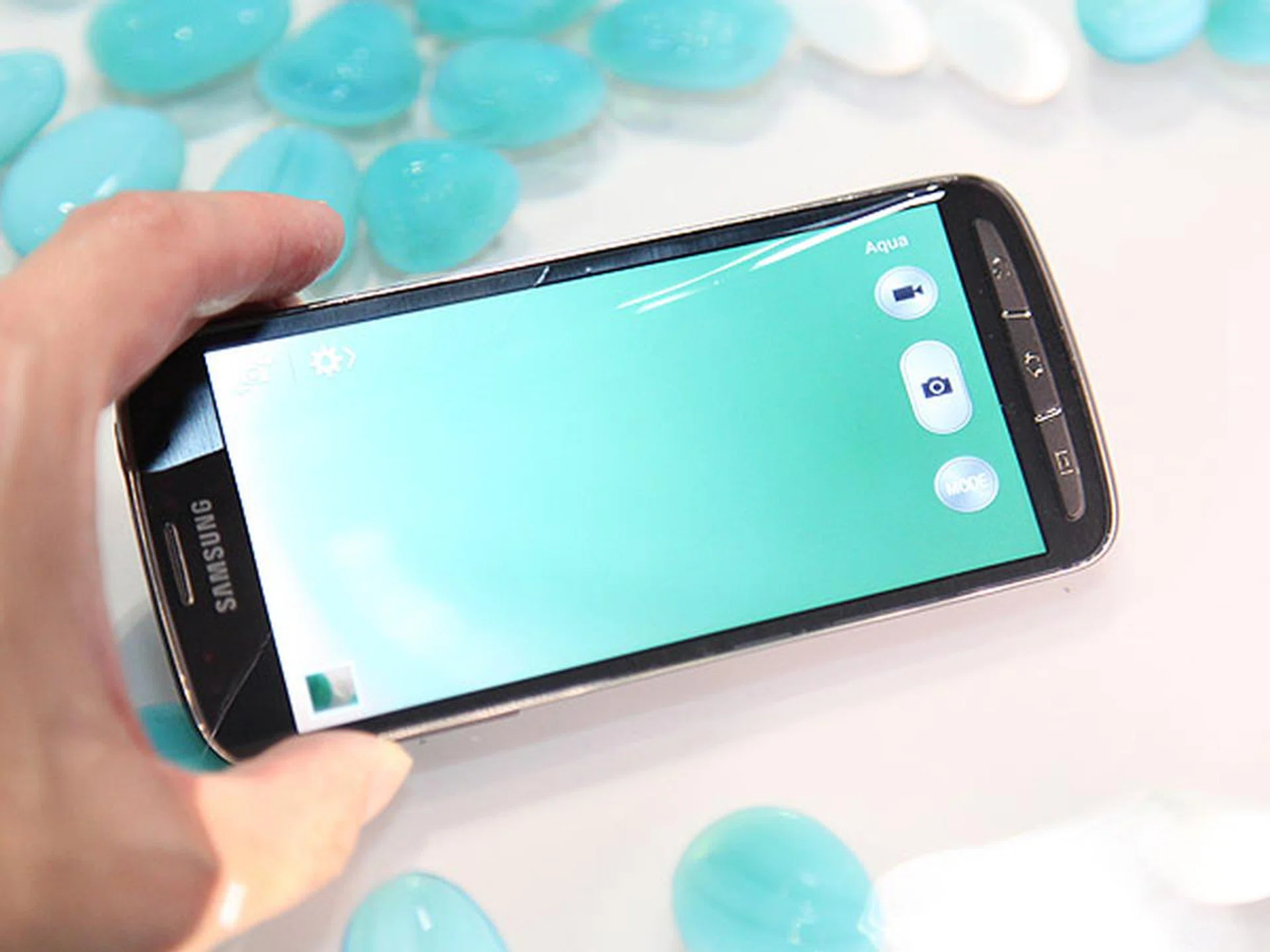 The S4 Active comes with a new Aqua shooting mode which enables you to take pictures underwater. Since the water resistance of the device is up to a depth of only 1 meter, you cannot scuba dive with the S4 Active although it should be usable while snorkelling.