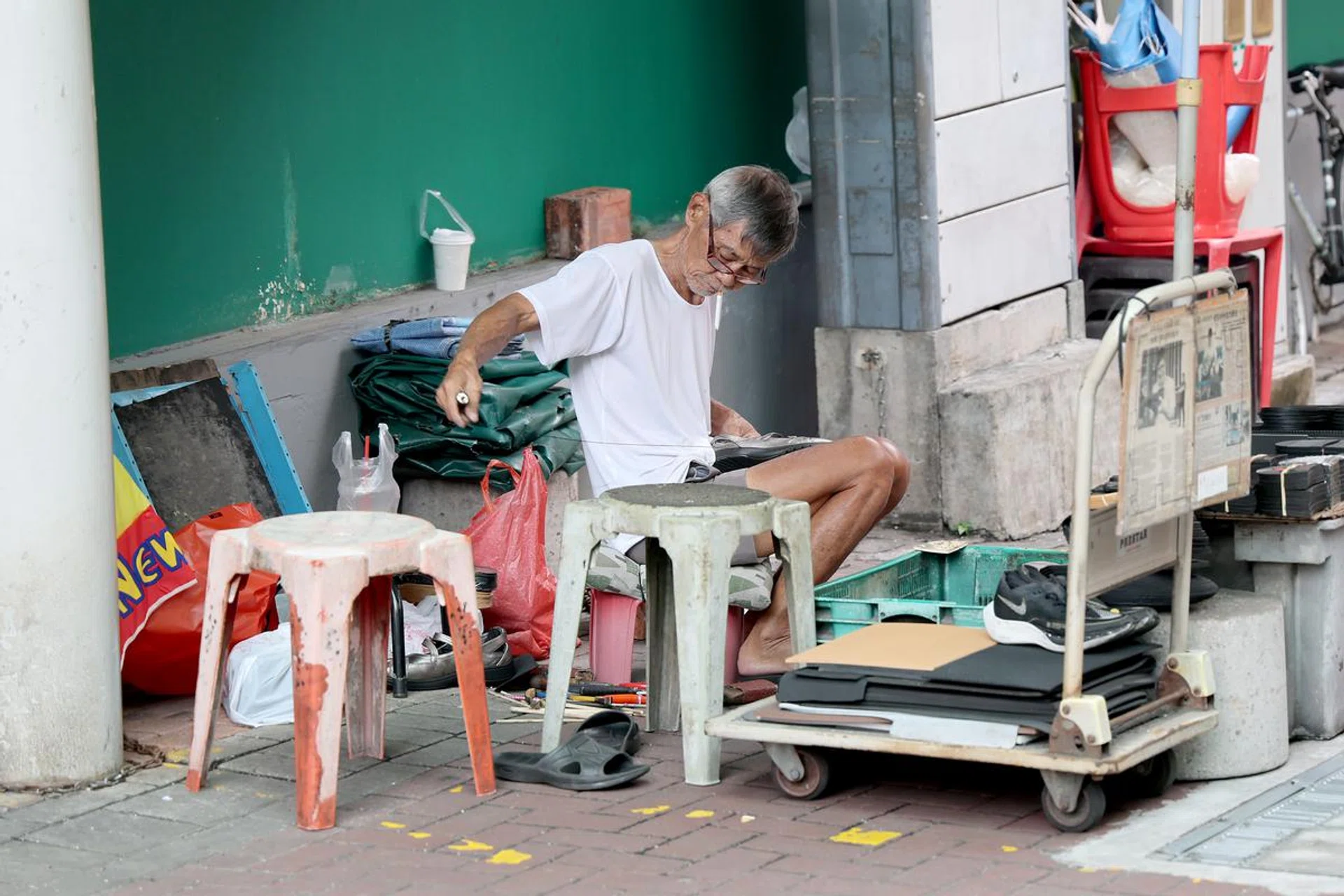 A slice of life in Chinatown that might not have been recorded if not for Canon R1’s speed and quality. Shooting info: 105mm at f/4, 1/160s, ISO 320. Photo: HWZ (Click to see image in full resolution)