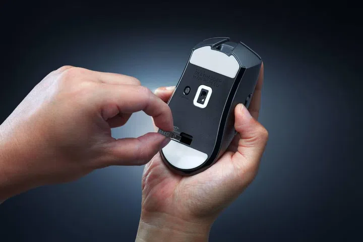 The regular 1000Hz dongle can be stored at the base of the mouse, but note that this will add some weight to it. (Image source: Razer)