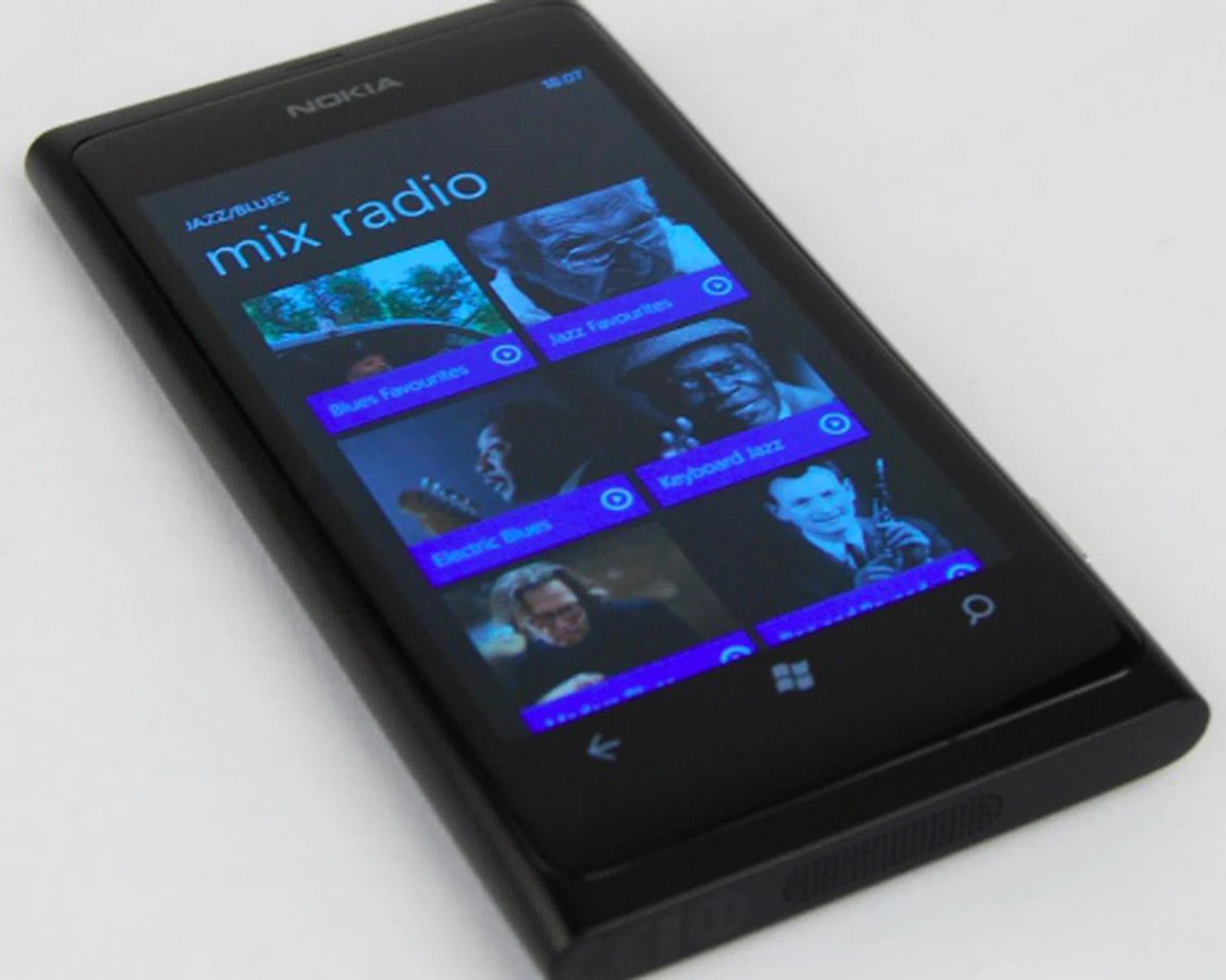 Mix Radio is currently unavailable in the region, though Nokia stated that it is working with record labels to bring the service into Singapore within the first half of 2012.