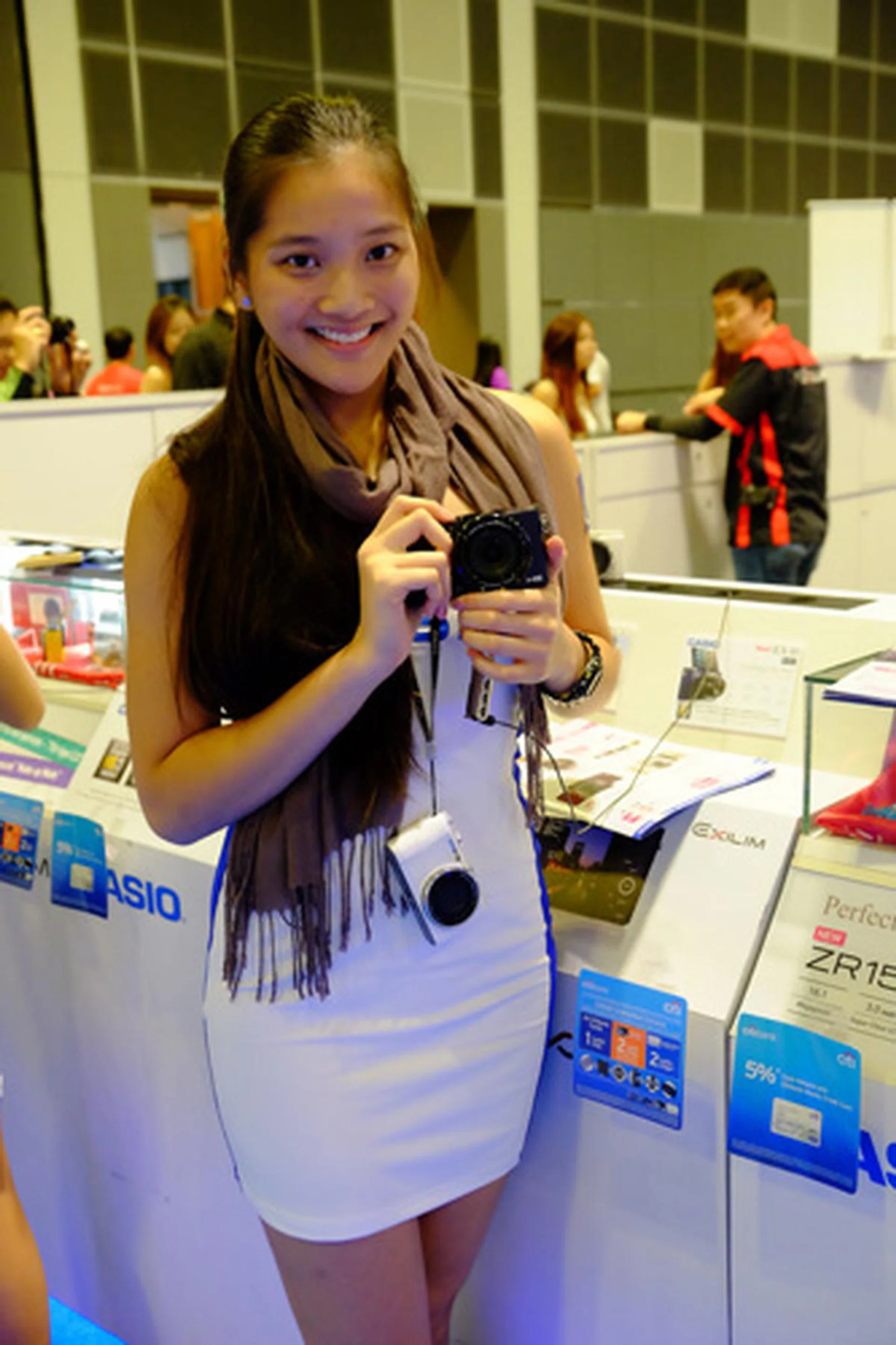 f/4.2 at 27mm, 1/85s, ISO 3200, 