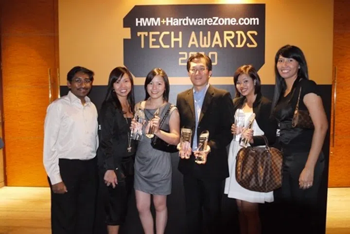 Part of the HardwareZone.com team posing with Bellen Tan, Marketing Manager, ASUS Singapore (3rd from left), and Joseph Hoo, Country Head, ASUS Singapore(4th from left) and Ms. Lim Kaili, Marketing Specialist, ASUS Singapore (2nd from right). ASUS bagged a grand total of 6 awards!