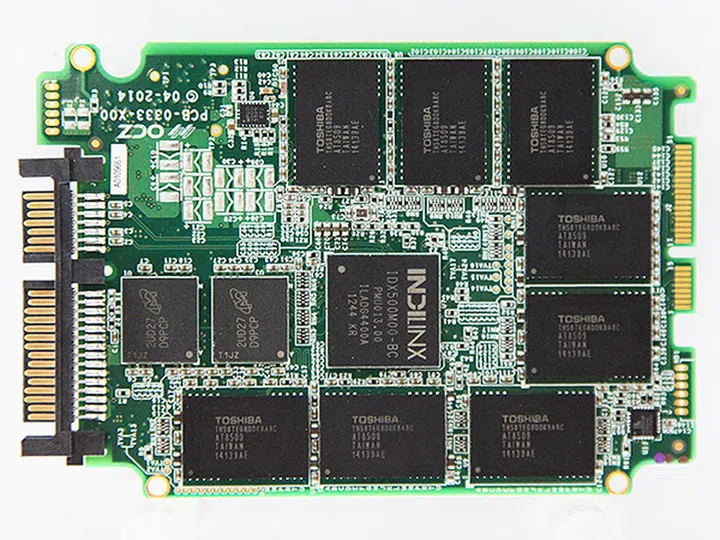 As you can see from the PCB of the new Vertex 180 series, it uses OCZ's proprietary Indilinx Barefoot 3 M00 controller as well as the new Toshiba A19nm NAND.