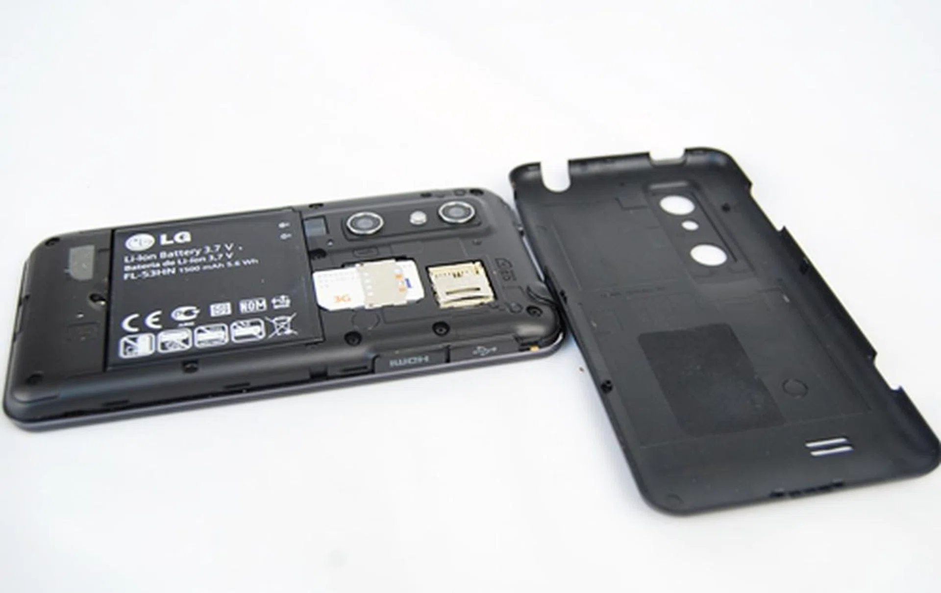 The back cover is easy to pry open without having to break a nail. Simply lift it up from the small opening at the bottom of the phone. The usual suspects are found here: the battery compartment, microSD and SIM cards. Thankfully, the SIM card is hot-swappable by virtue of the battery compartment being slight recessed than the SIM card.