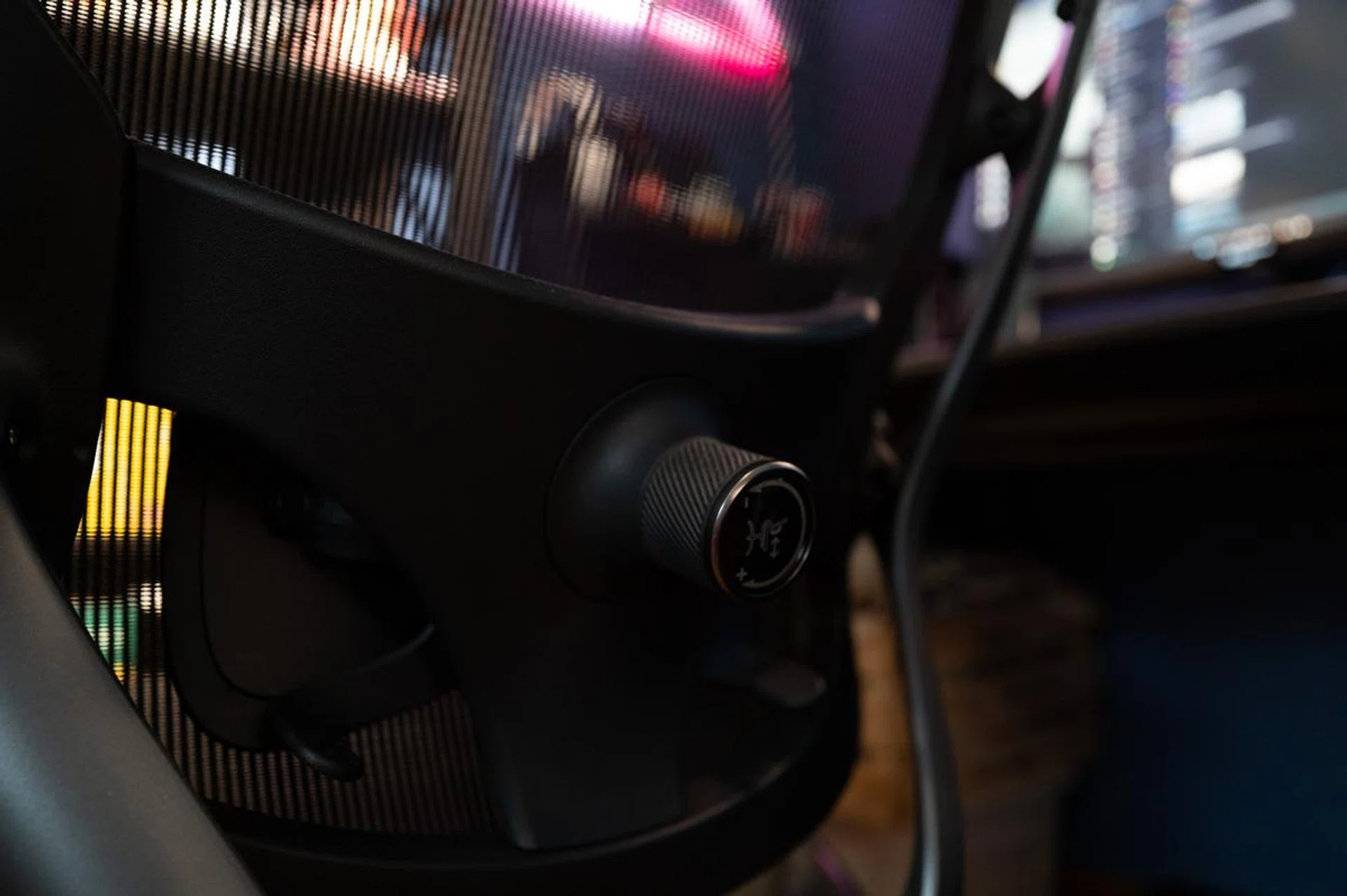 A knob at the back allows you to adjust the lumbar support.