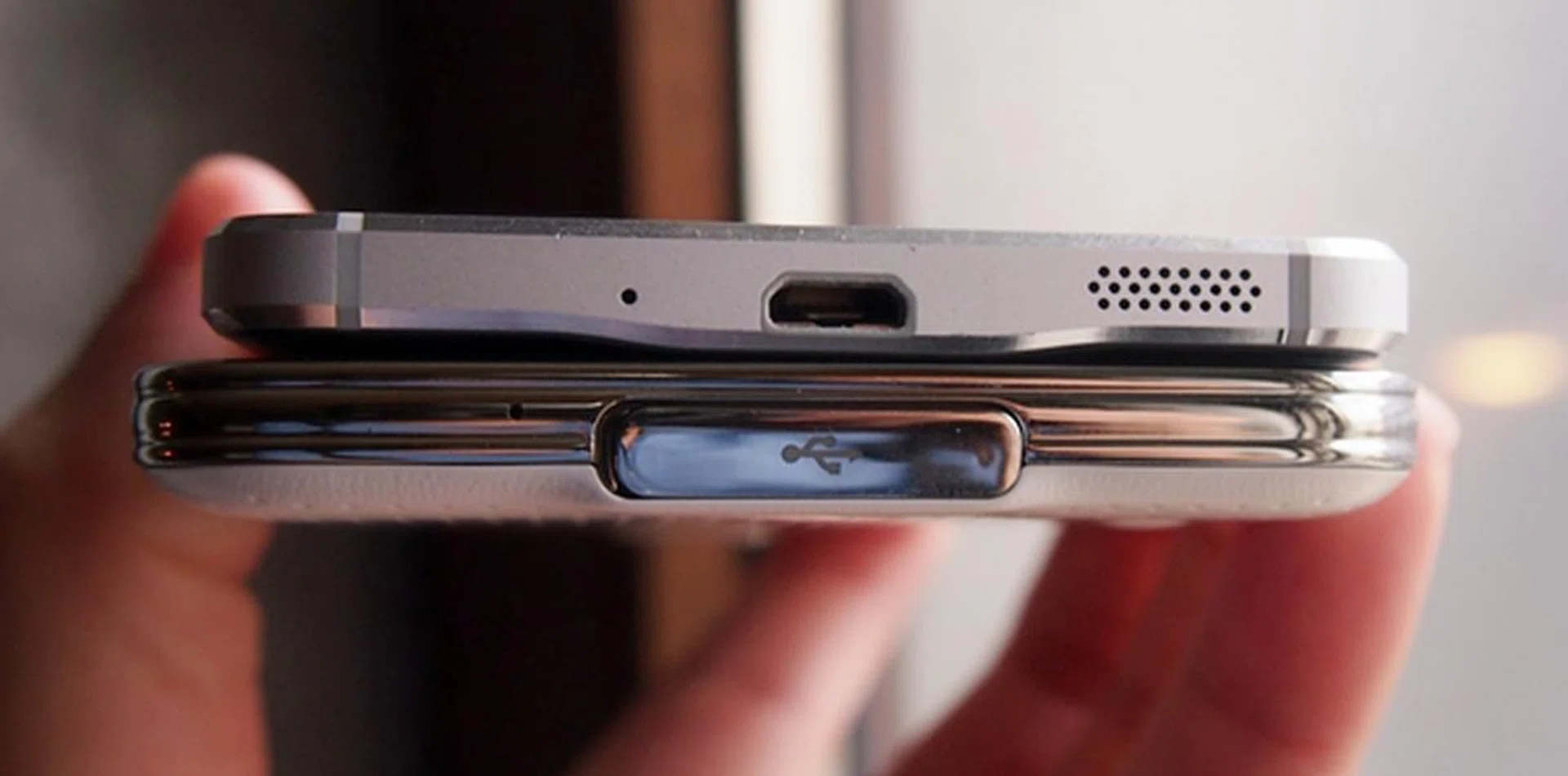 It is apparent that the Samsung Galaxy Alpha (top) has a more premium look and build compared to the Galaxy S5 (bottom).