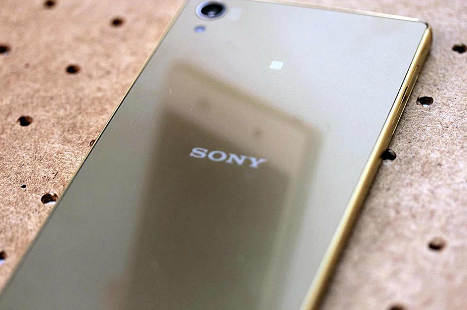The glossy glass rear on the Z5 Premium is reflective, but it also attracts fingerprints easily.