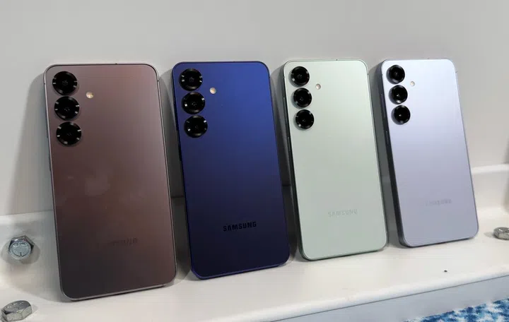 Samsung Galaxy S25 and the main four colour options available across all retail channels - Silver Shadow, Navy, Mint and Icy Blue. Photo: HWZ.