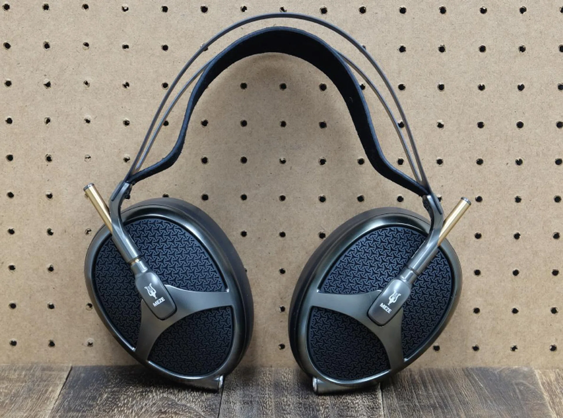 The Empyrean is Meze's first high-end headphone and also their first planar magnetic headphone.