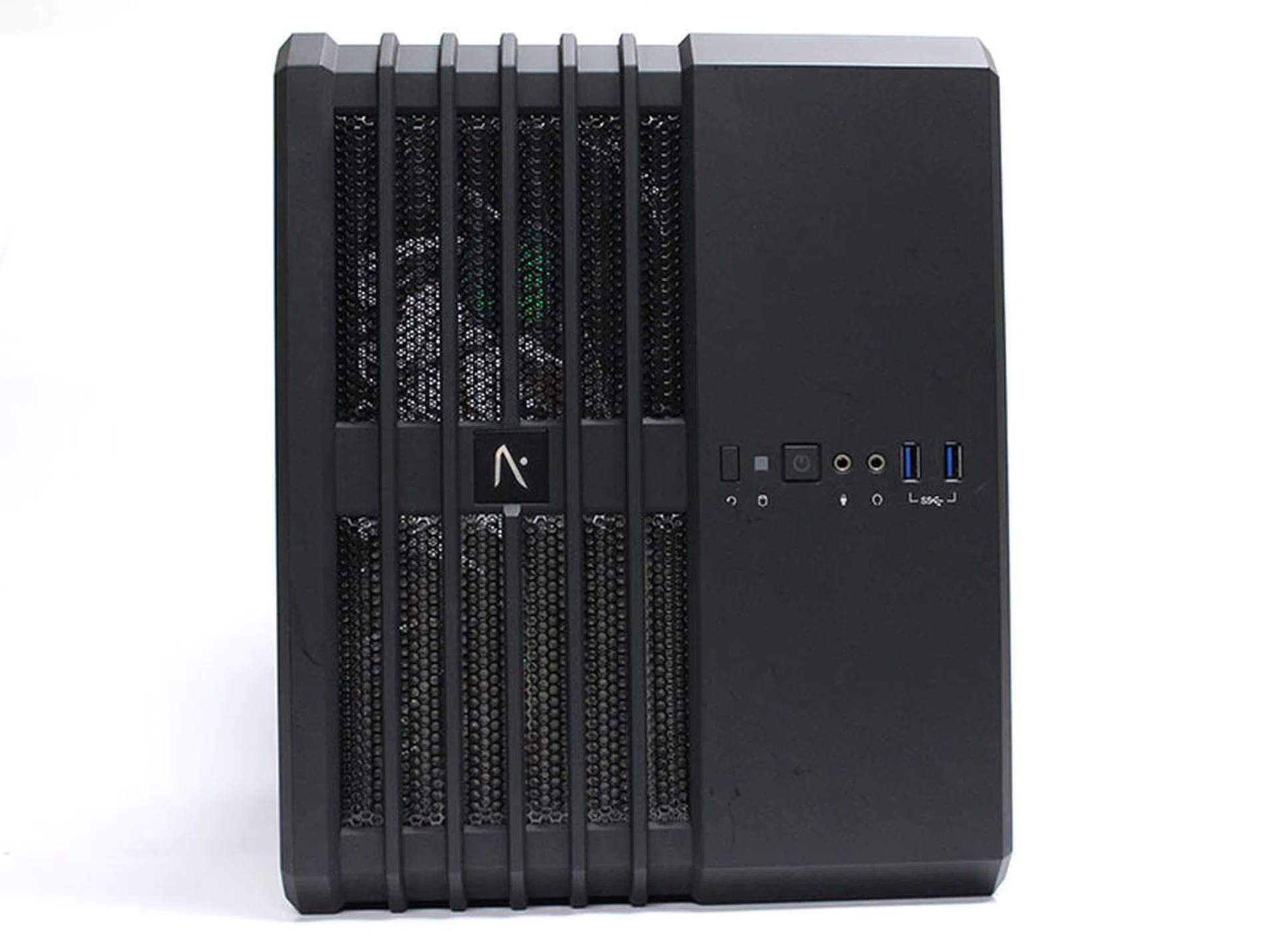 As a result of its dual-chamber design, the intake vents only occupy half of the Tremor's front panel.