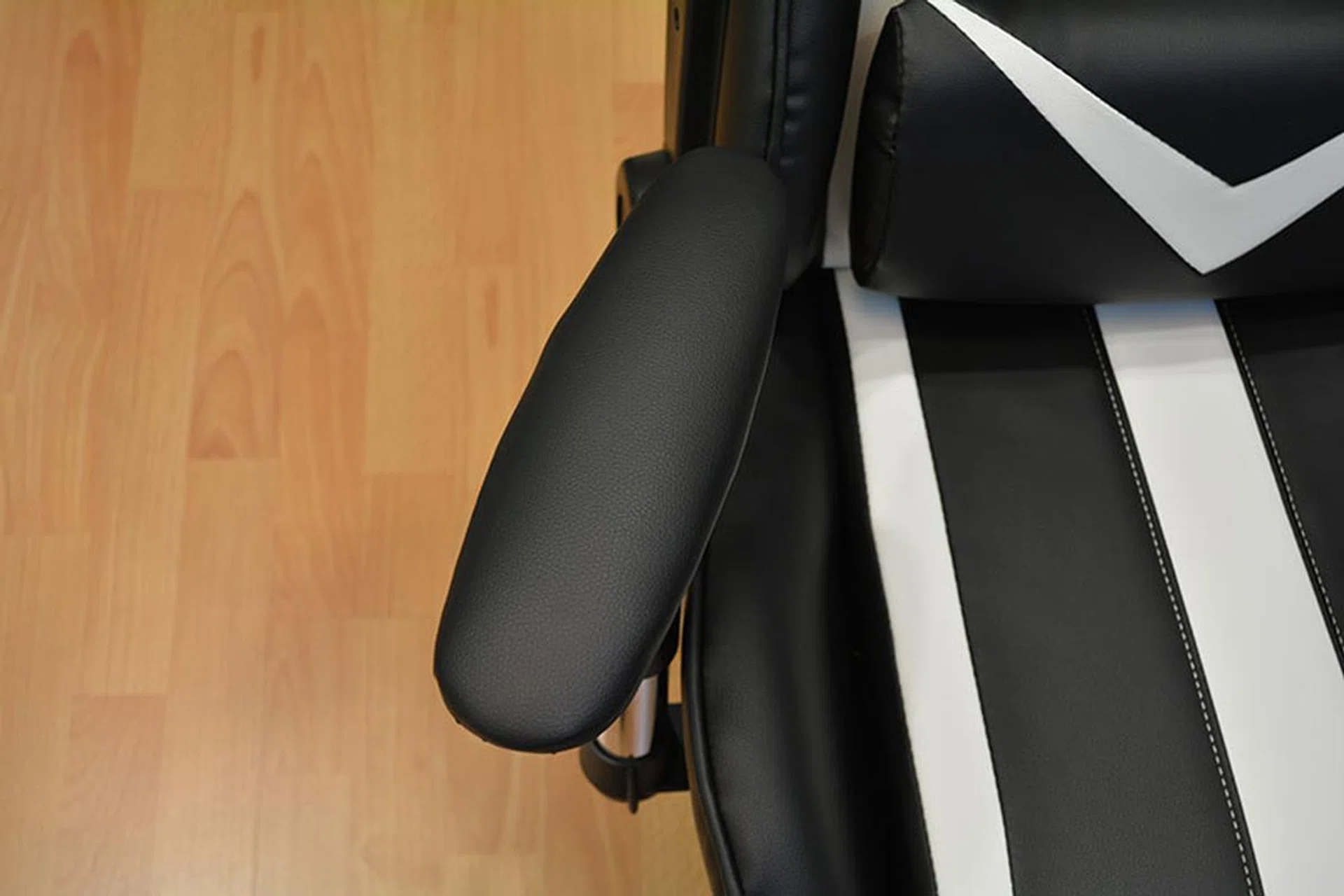 The armrests can be rotated by about 30° to either side.